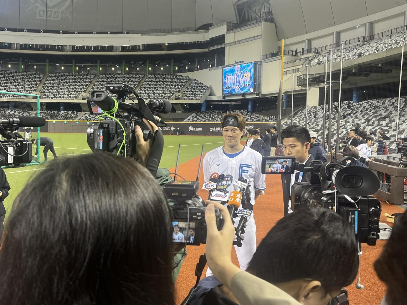 台湾メディアの取材を受ける日本ハム伏見（撮影・永野高輔）