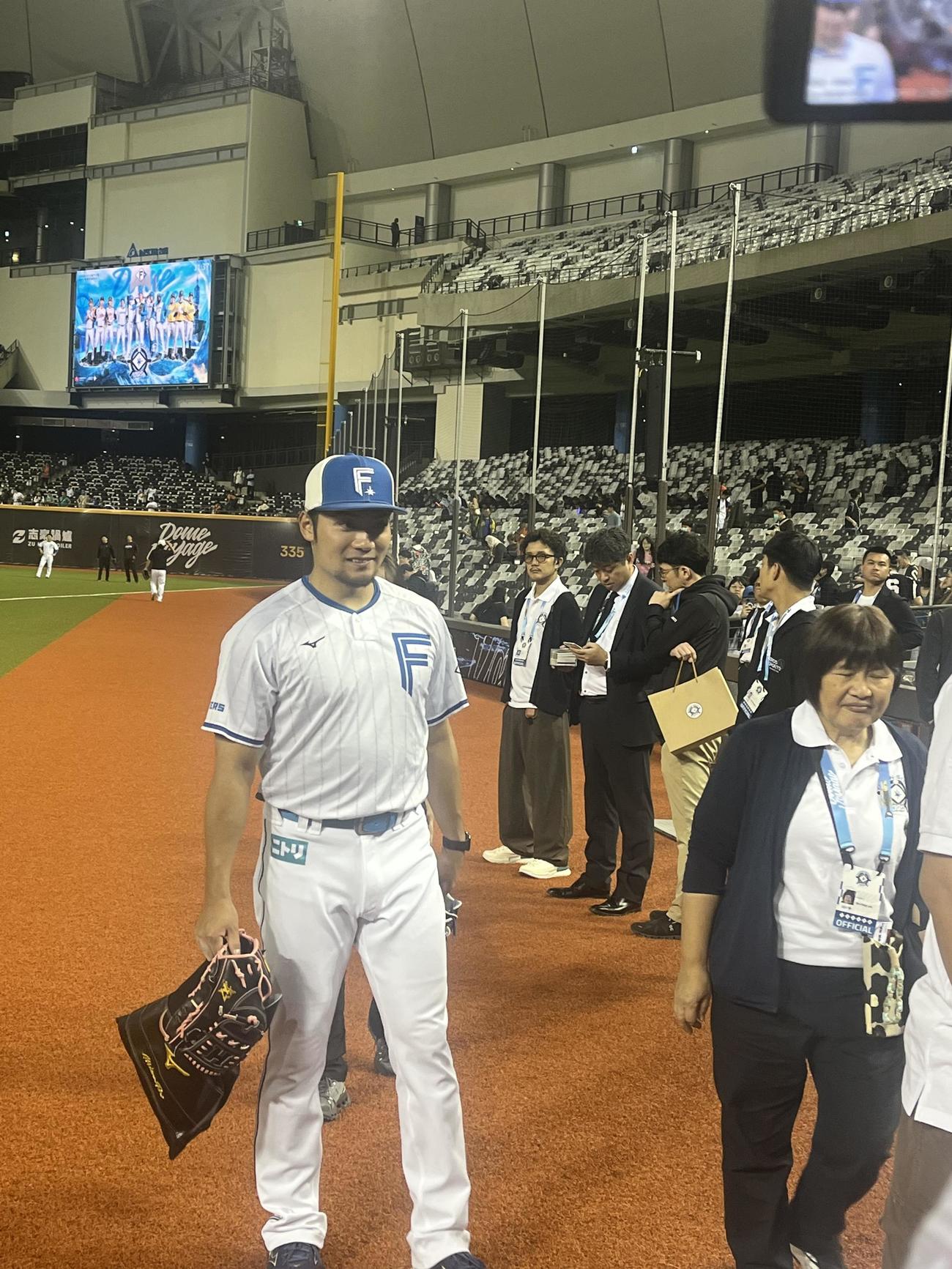 練習を終え引き上げる日本ハム伊藤（撮影・永野高輔）