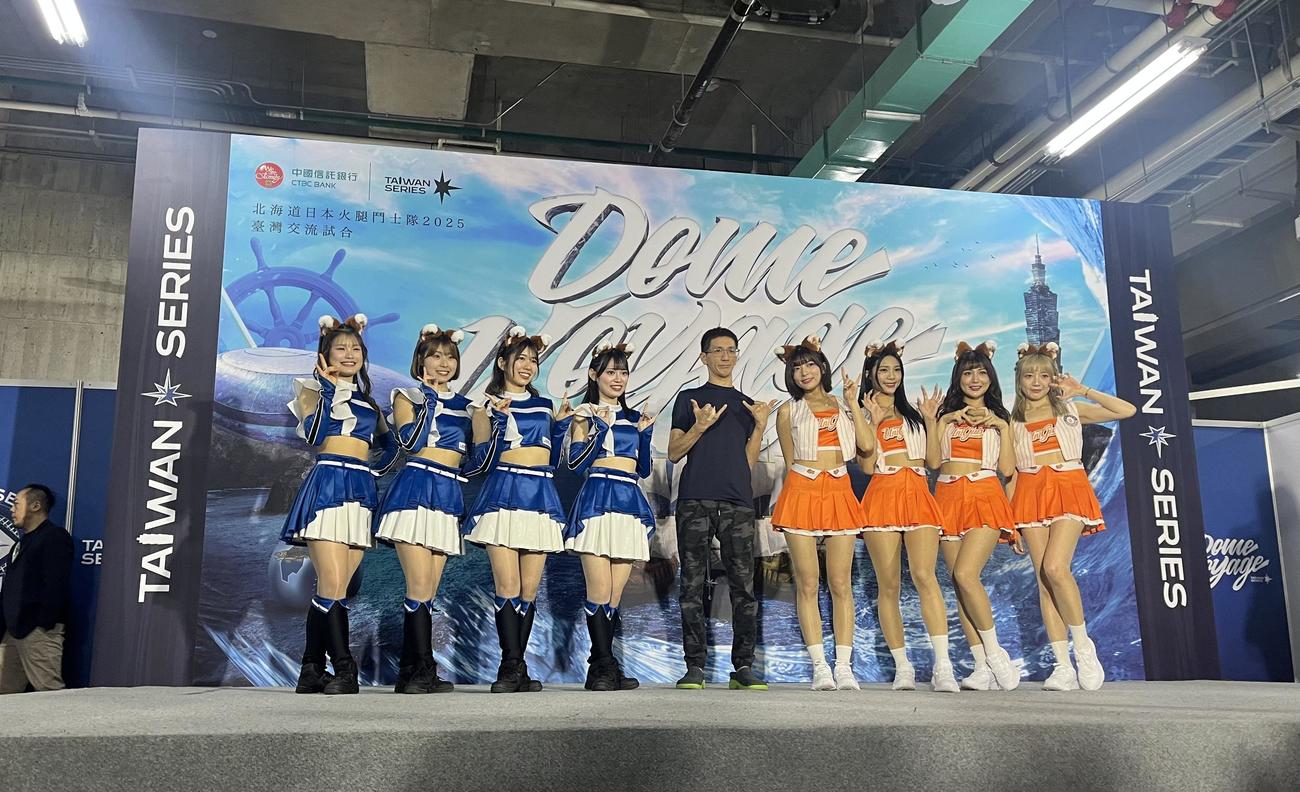 統一のチアと一緒に撮影会に臨むファイターズガール（撮影・永野高輔）