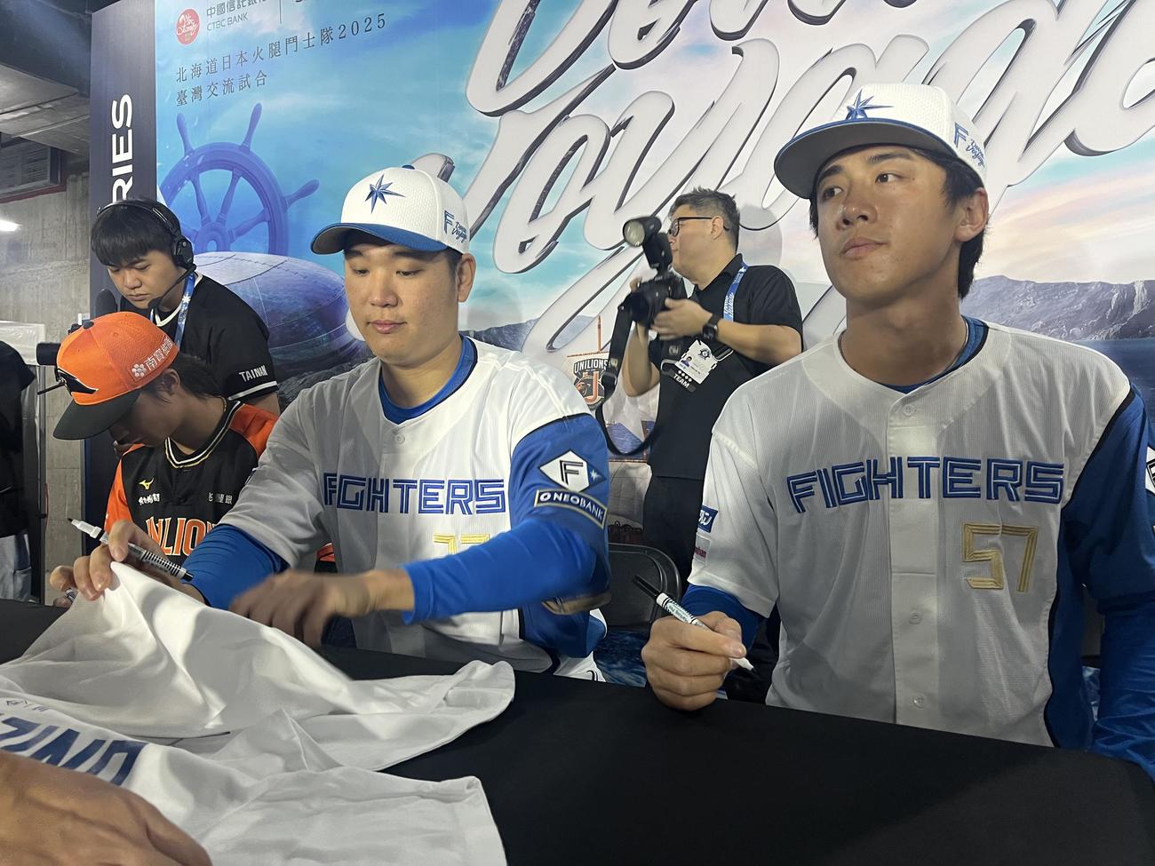 試合前イベントでサインに応じる日本ハムの（右から）北山、古林（撮影・永野高輔）