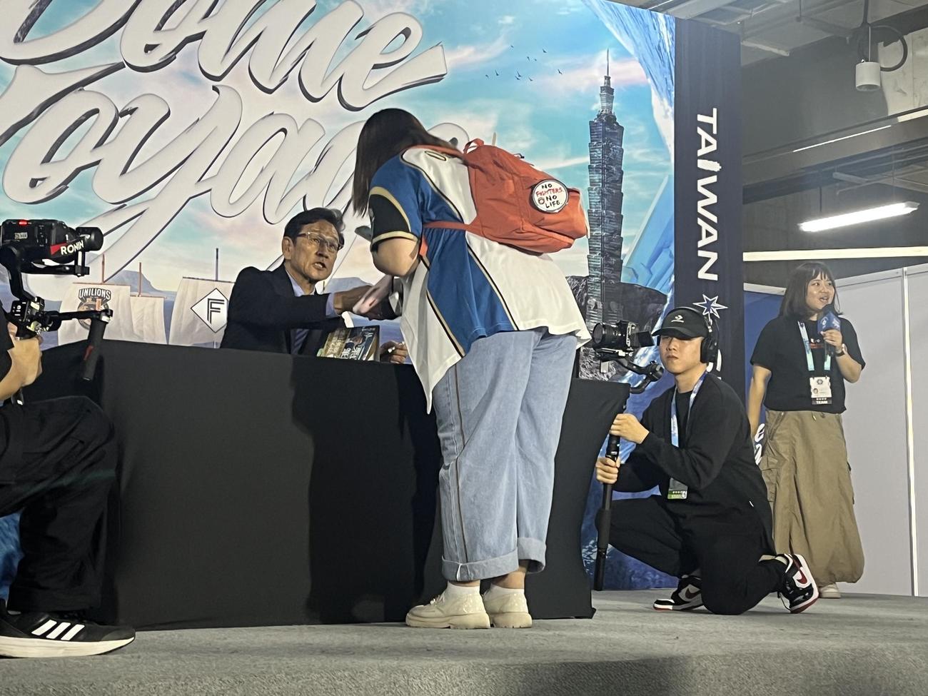 サイン会に臨む日本ハム栗山CBO（撮影・永野高輔）