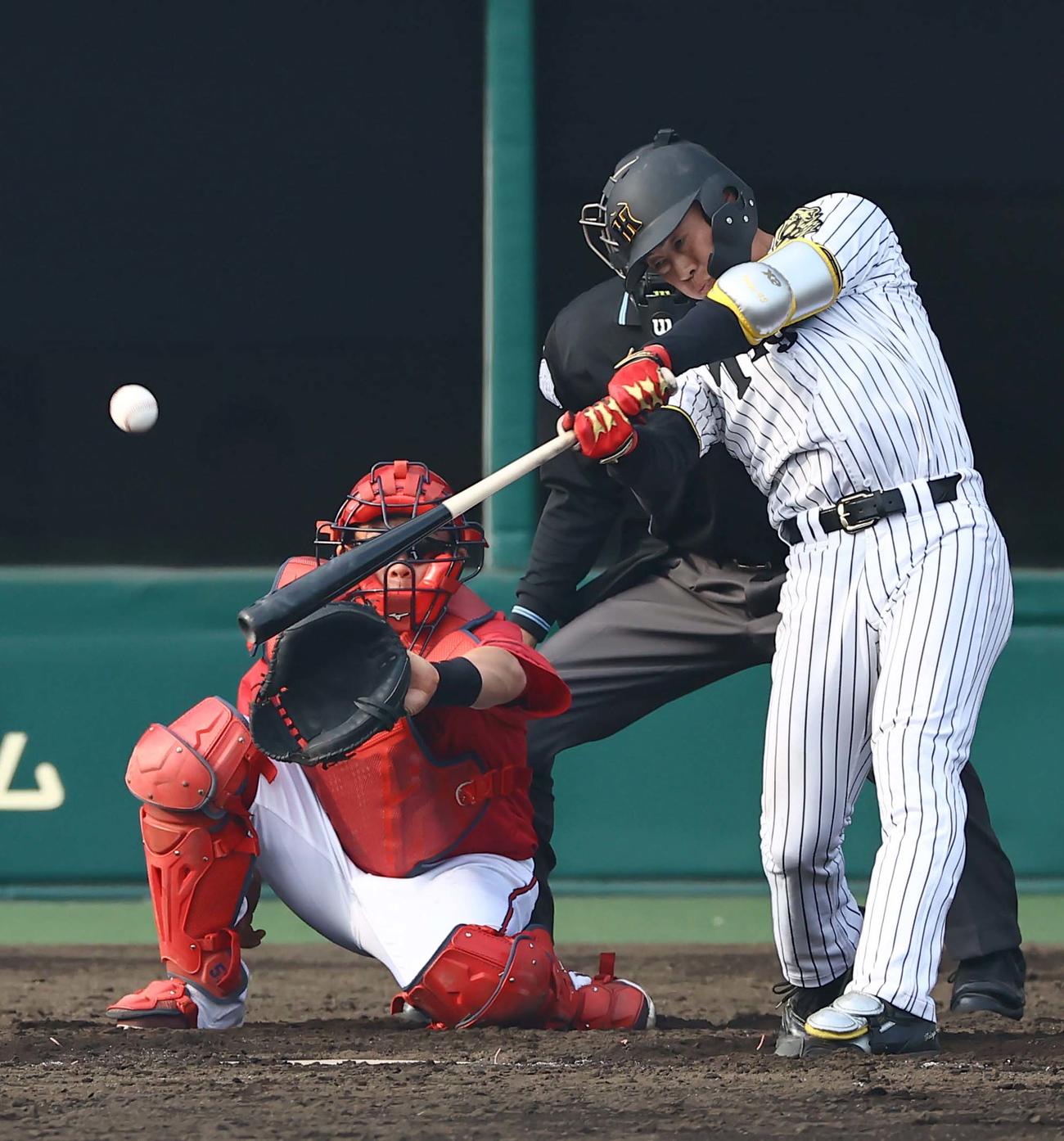 阪神対広島　7回裏阪神1死二、三塁、佐野は同点となる2点適時二塁打を放つ（撮影・上田博志）