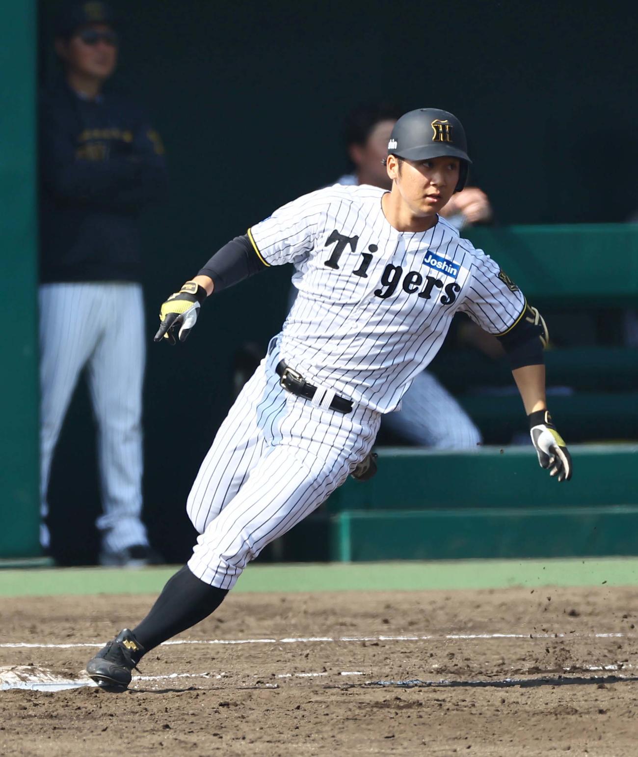 阪神対広島　3回裏阪神1死、井坪は二塁打を放つ（撮影・上田博志）