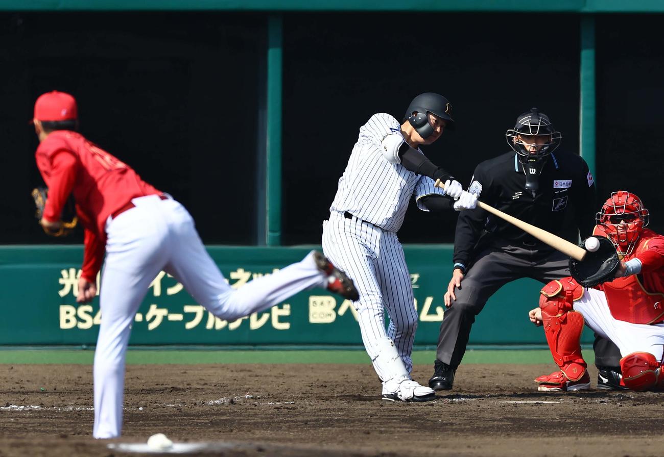 阪神対広島　3回裏阪神1死二塁、楠本は左前打を放つ（撮影・上田博志）