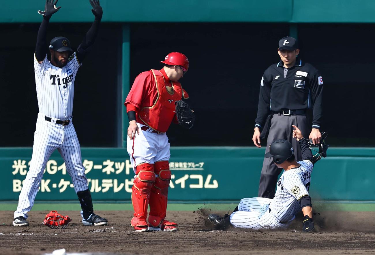 阪神対広島　3回裏阪神1死二、三塁、小野寺の右犠飛で生還する井坪（撮影・上田博志）