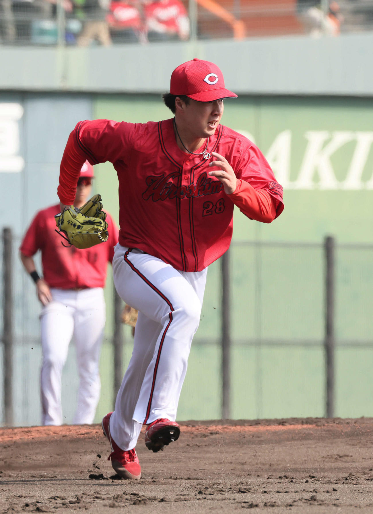 楽天対広島　3回裏楽天1死、小深田の内野ゴロで一塁ベースカバーに向かうドラフト2位の佐藤柳（撮影・加藤孝規）