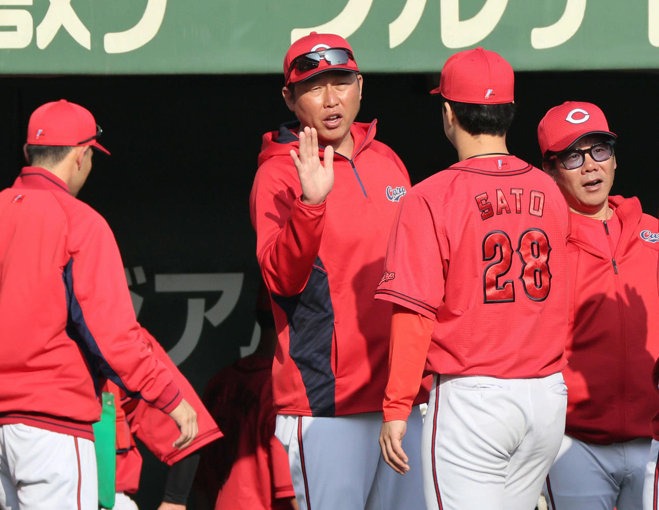 楽天対広島　広島ドラフト2位の佐藤柳を迎える新井監督（中央）（撮影・加藤孝規）