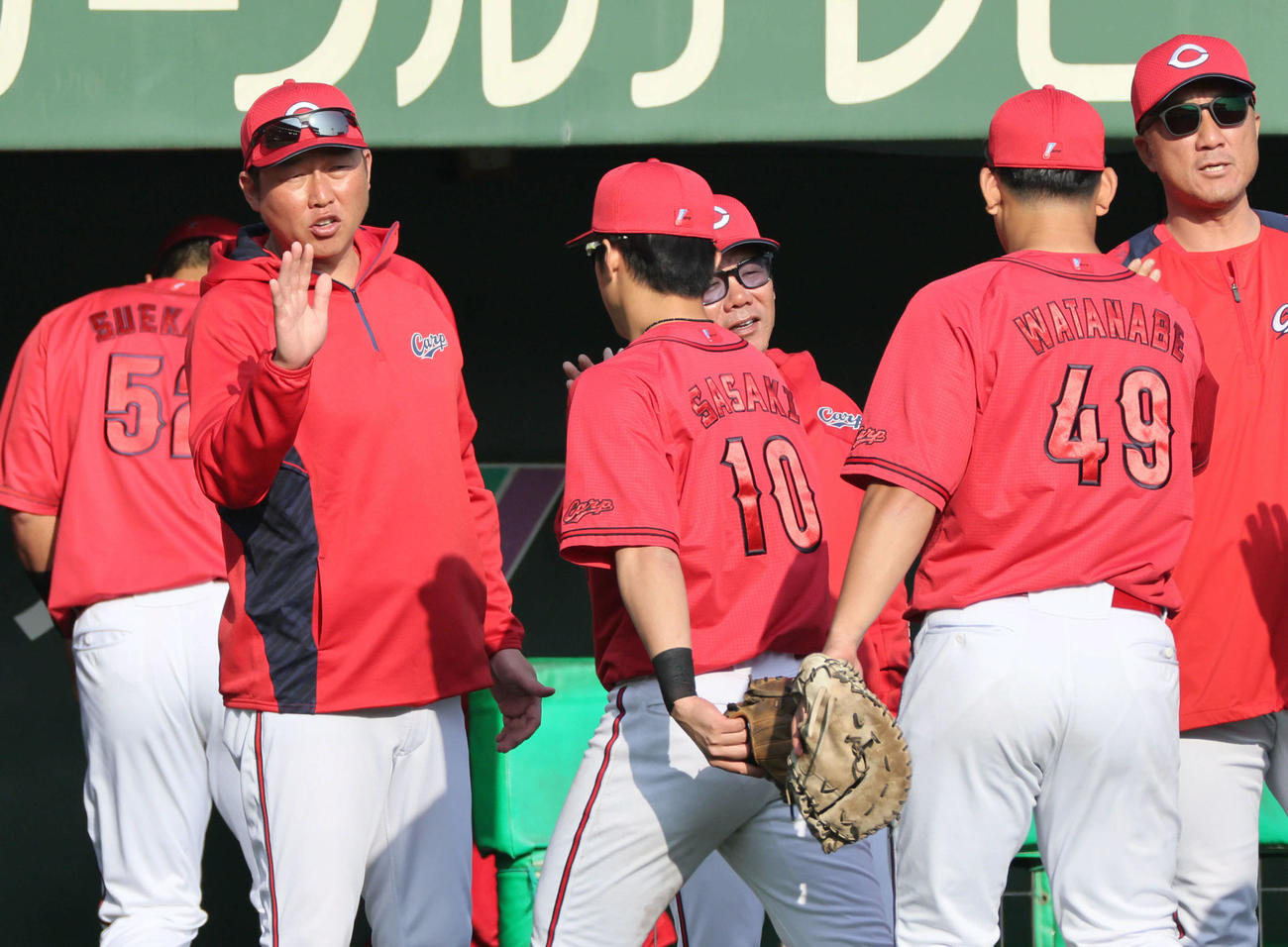 楽天対広島　ドラフト1位の佐々木（中央）、ドラフト4位の渡辺（右）を迎える新井貴浩監督（撮影・加藤孝規）
