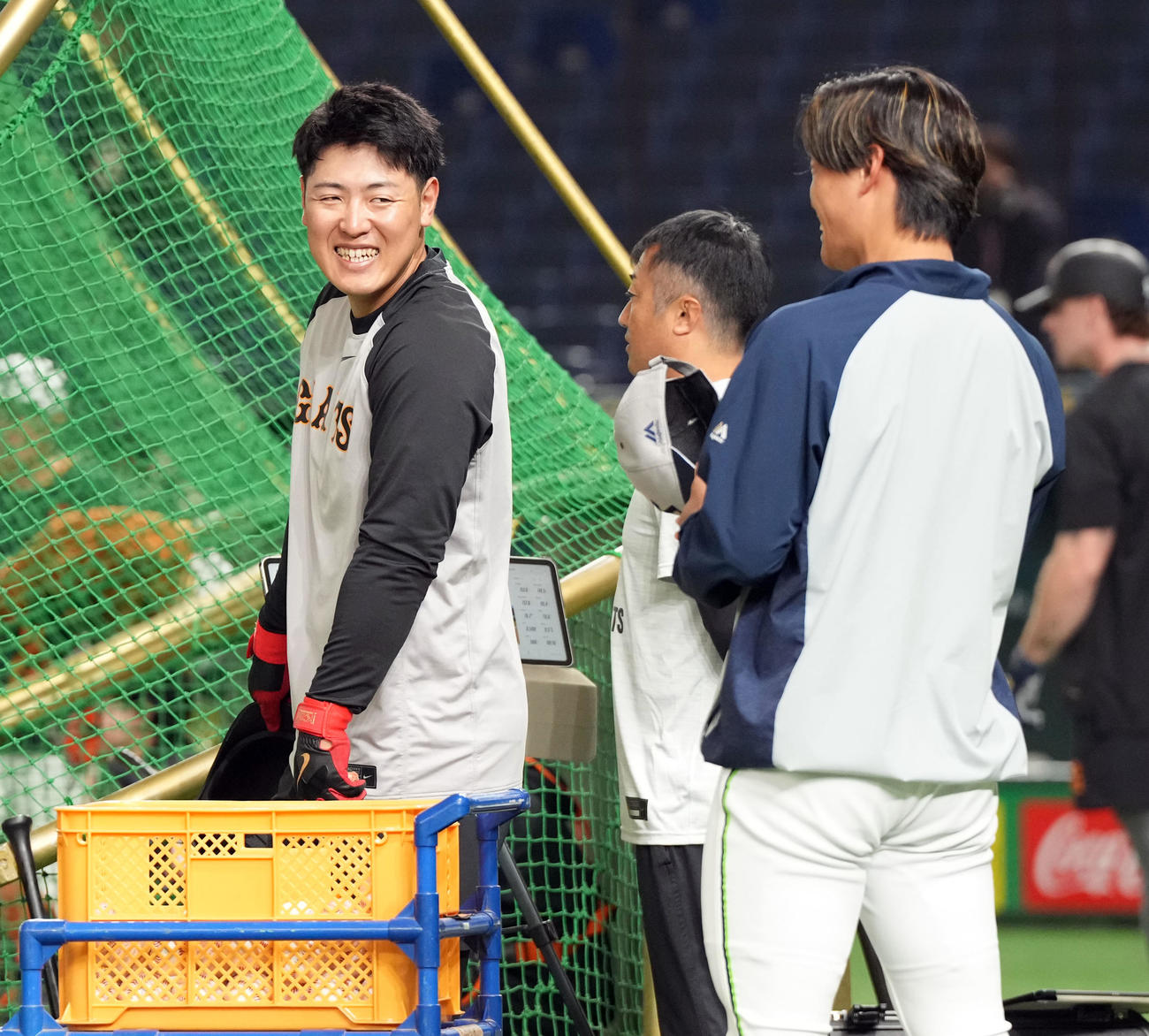 巨人対ヤクルト　笑顔を見せる巨人岡本（撮影・たえ見朱実）