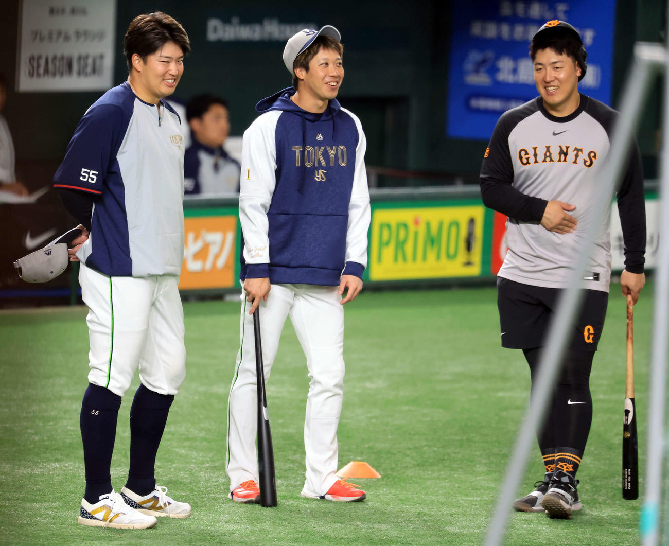 巨人対ヤクルト　試合前、談笑する、左からヤクルト村上、山田、巨人岡本（撮影・浅見桂子）