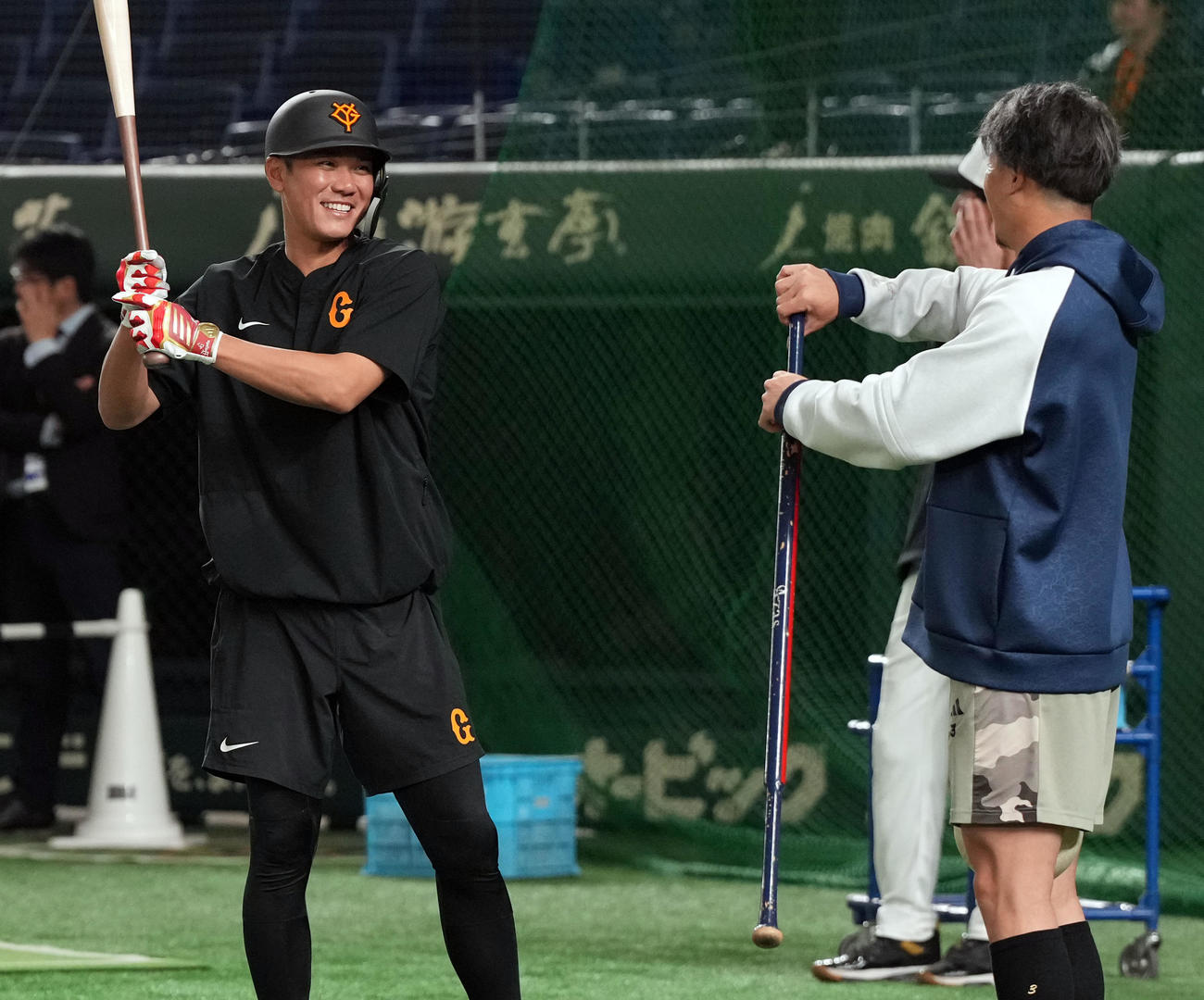 巨人対ヤクルト　ヤクルト西川（右）と談笑する巨人坂本（撮影・たえ見朱実）