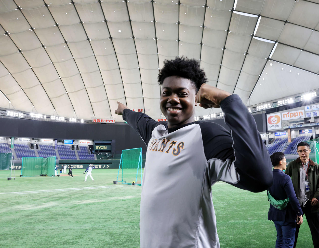 巨人対ヤクルト　試合前のフリー打撃でセンターの「元気ハツラツ」まで飛ばした巨人ティマは看板を指さしガッツポーズ（撮影・浅見桂子）