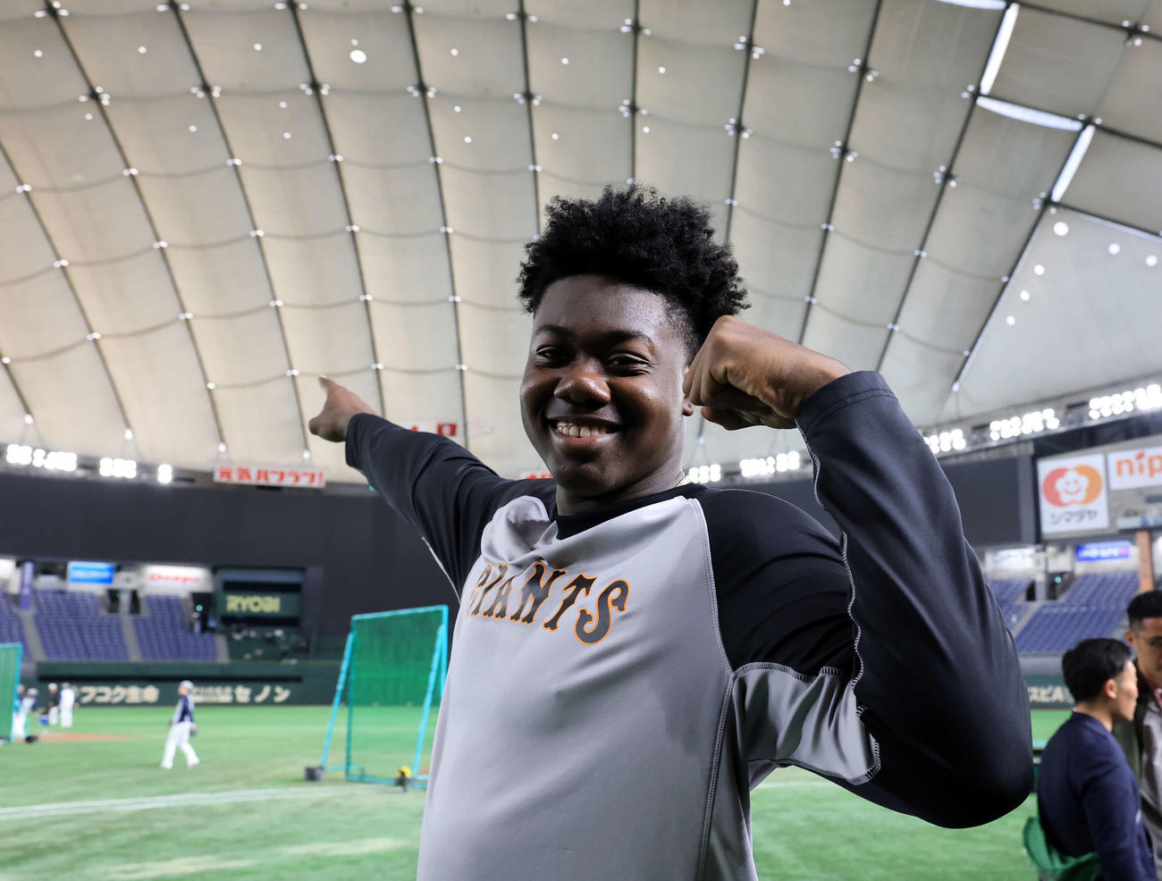 巨人対ヤクルト　試合前のフリー打撃でセンターの「元気ハツラツ」まで飛ばした巨人ティマは看板を指さしガッツポーズ（撮影・浅見桂子）