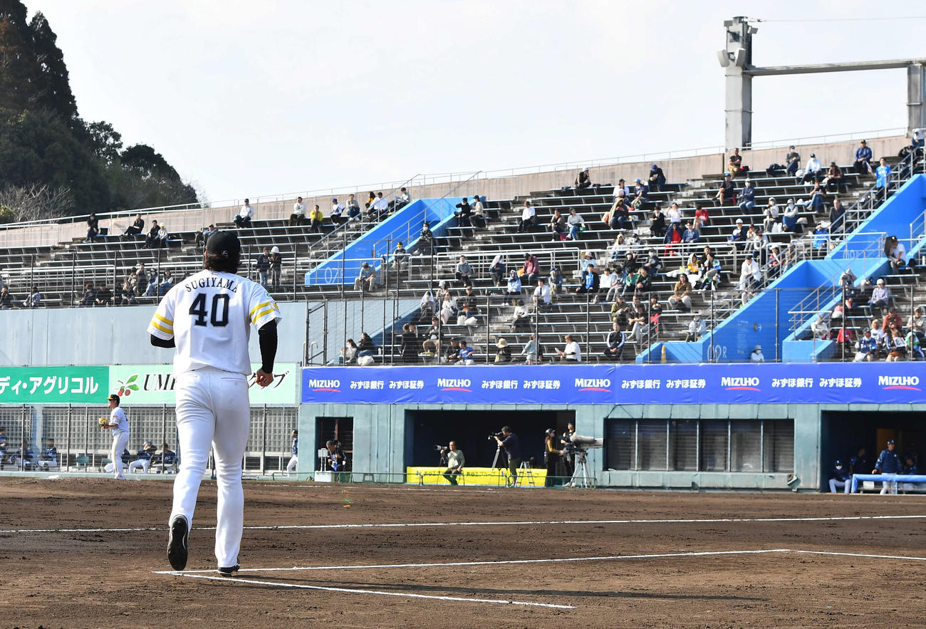 ソフトバンク対西武　7回表、5番手としてマウンドへ向かうソフトバンク杉山（撮影・岩下翔太）