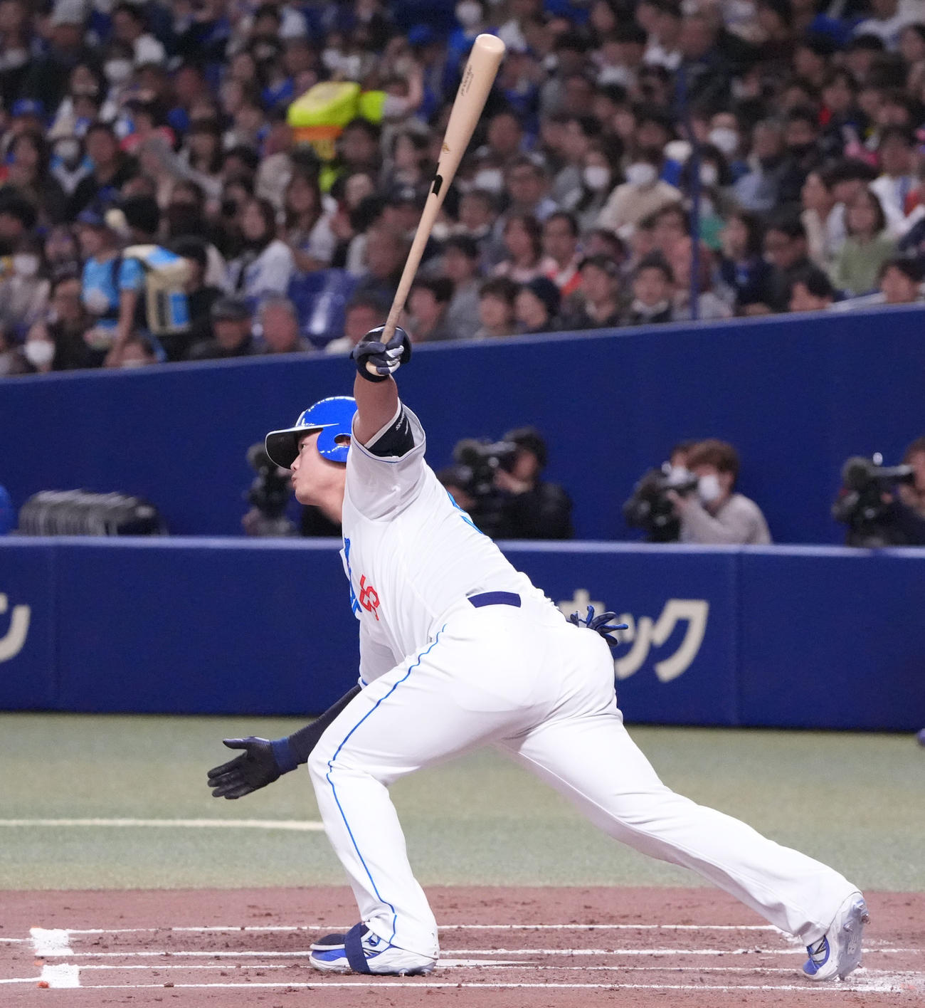 中日対DeNA 1回裏中日2死二塁、左前適時打を放つ細川（撮影・森本幸一）