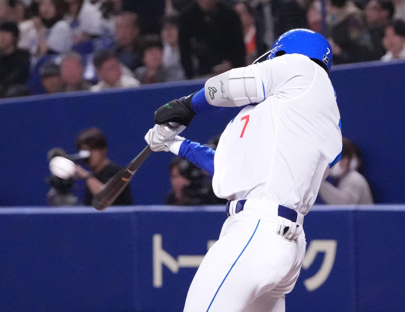 中日対DeNA 1回裏中日1死一塁、左中間適時二塁打を放つ福永（撮影・森本幸一）