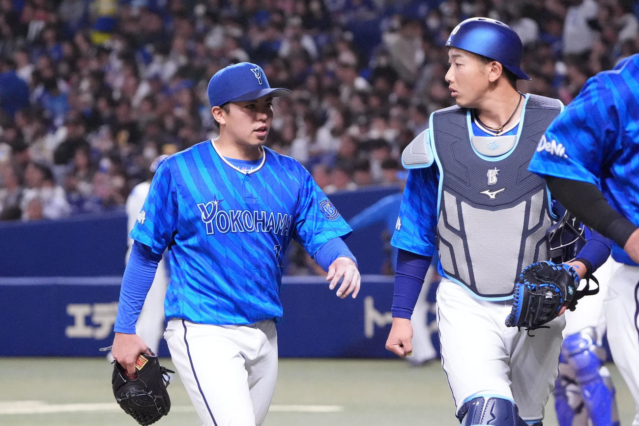 中日対DeNA 1回終了、山本と言葉を交わしながらベンチへ戻る東（左）（撮影・森本幸一）