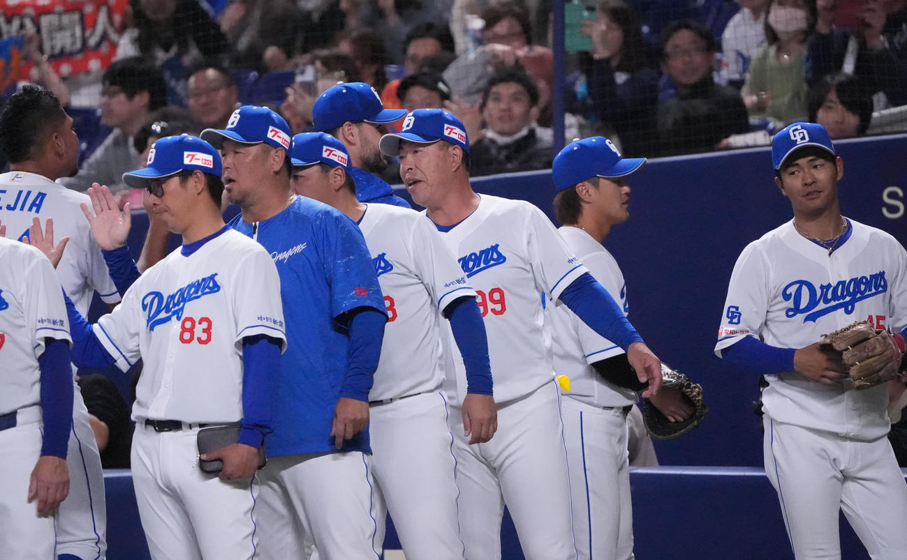 中日対DeNA　試合終了、ナインを迎える井上監督（右から3人目）（撮影・森本幸一）