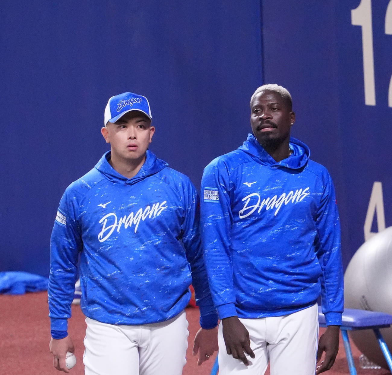 中日対DeNA　試合前、トレーニングの合間に言葉を交わす松山（左）とマルテ（右）（撮影・森本幸一）