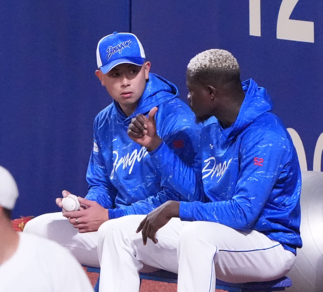 中日対DeNA　試合前、トレーニングの合間に言葉を交わす松山（左）とマルテ（右）（撮影・森本幸一）