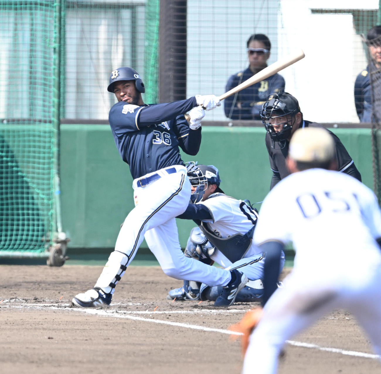 紅白戦の6回表、左前打を放つオリックスのオリバレス（撮影・和賀正仁）