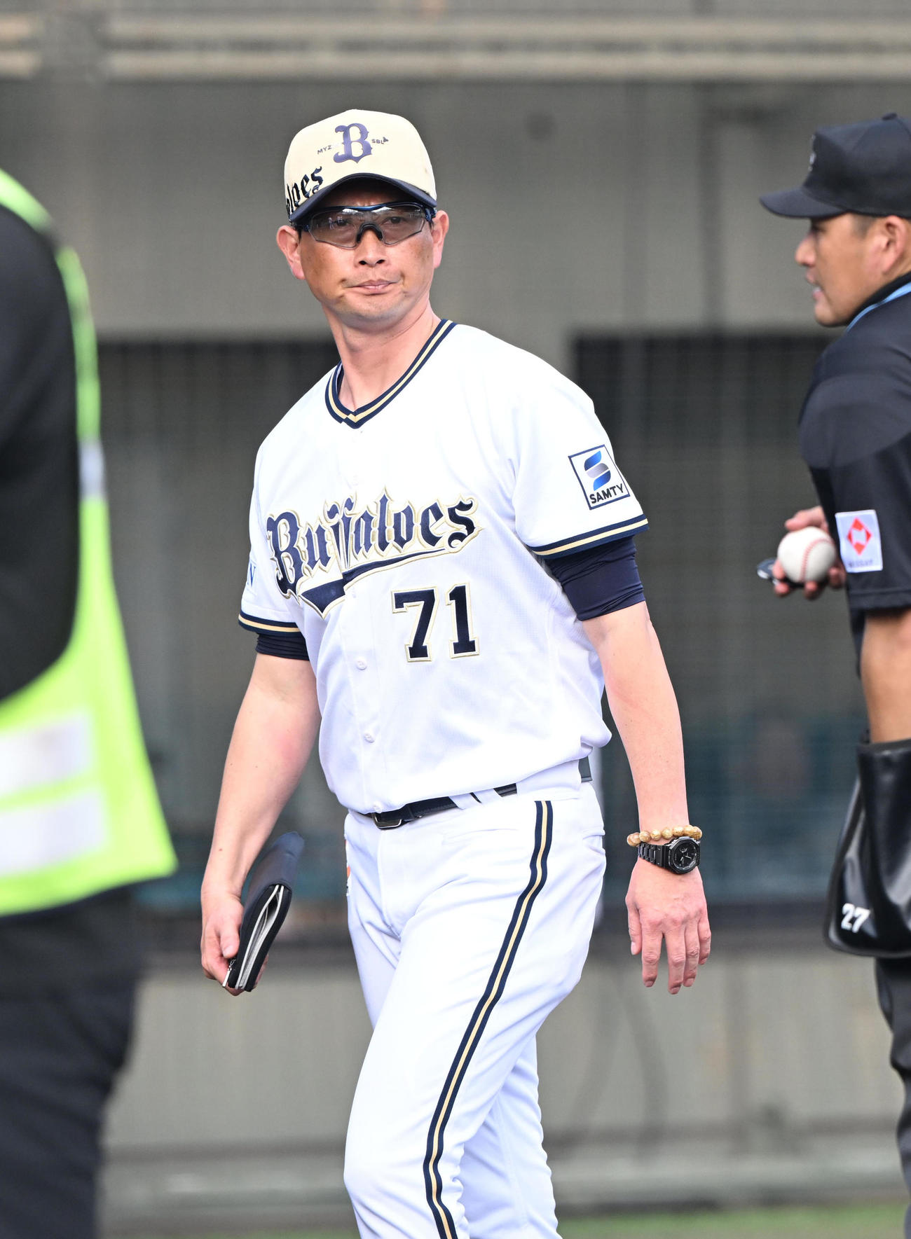 オリックス対斗山　8回、選手の交代を告げるオリックス岸田監督（撮影・和賀正仁）