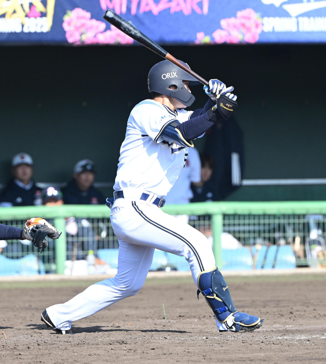 オリックス対斗山　5回裏、中前適時打を放つオリックス山中（撮影・和賀正仁）