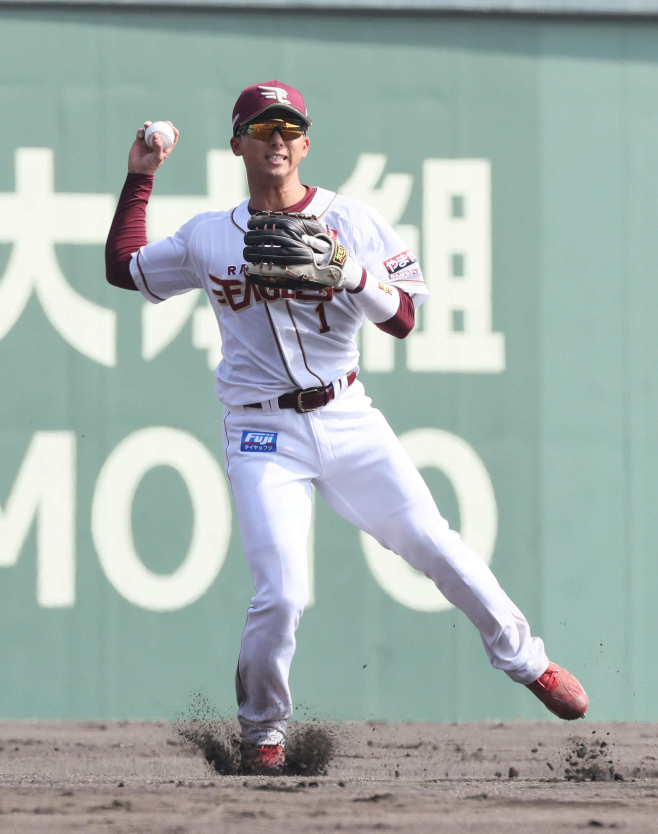 楽天対広島　2回表広島無死、ファビアンの打球を送球エラーする宗山（撮影・加藤孝規）