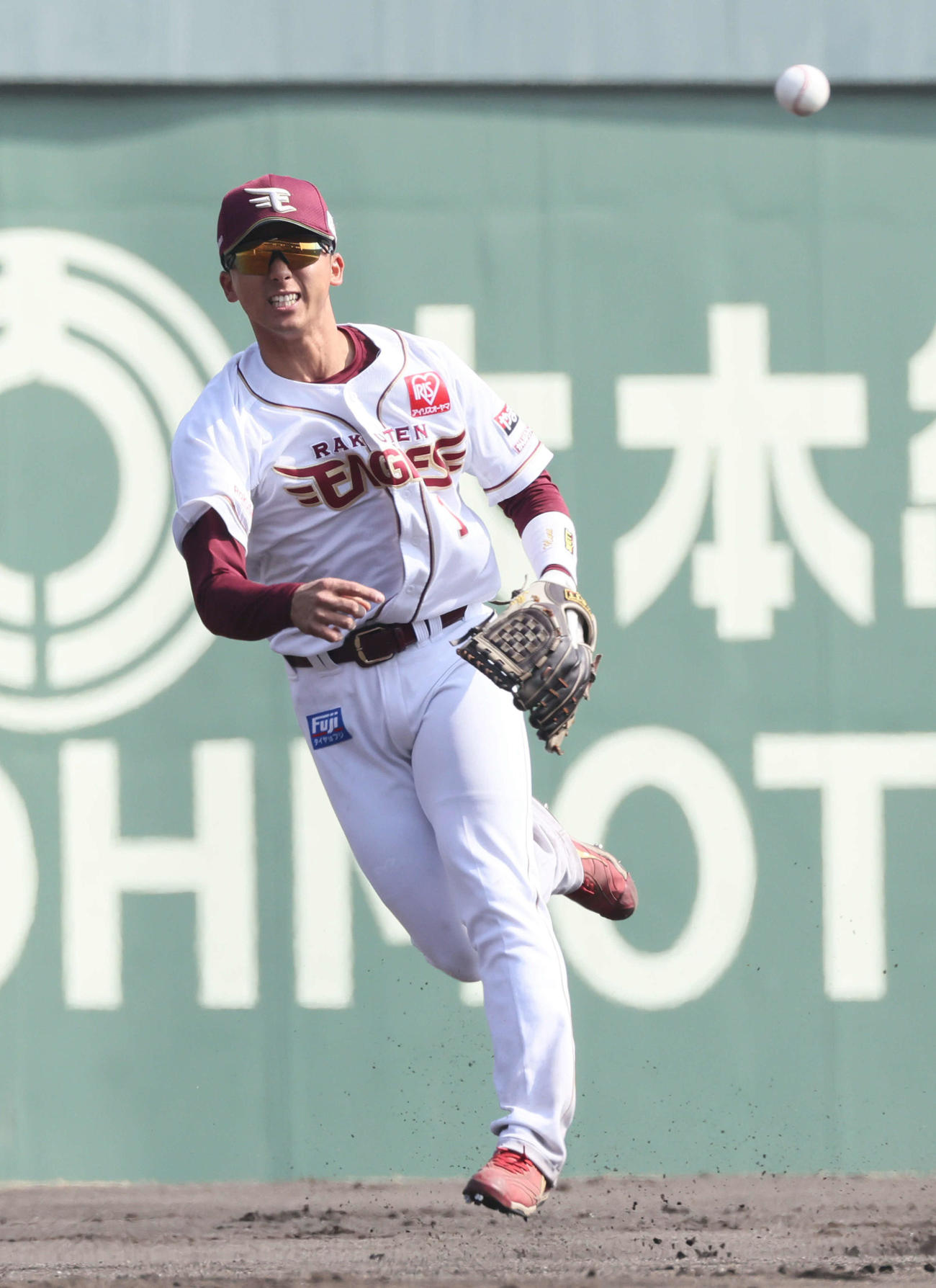 楽天対広島　2回表広島無死、ファビアンの打球を送球エラーする宗山（撮影・加藤孝規）