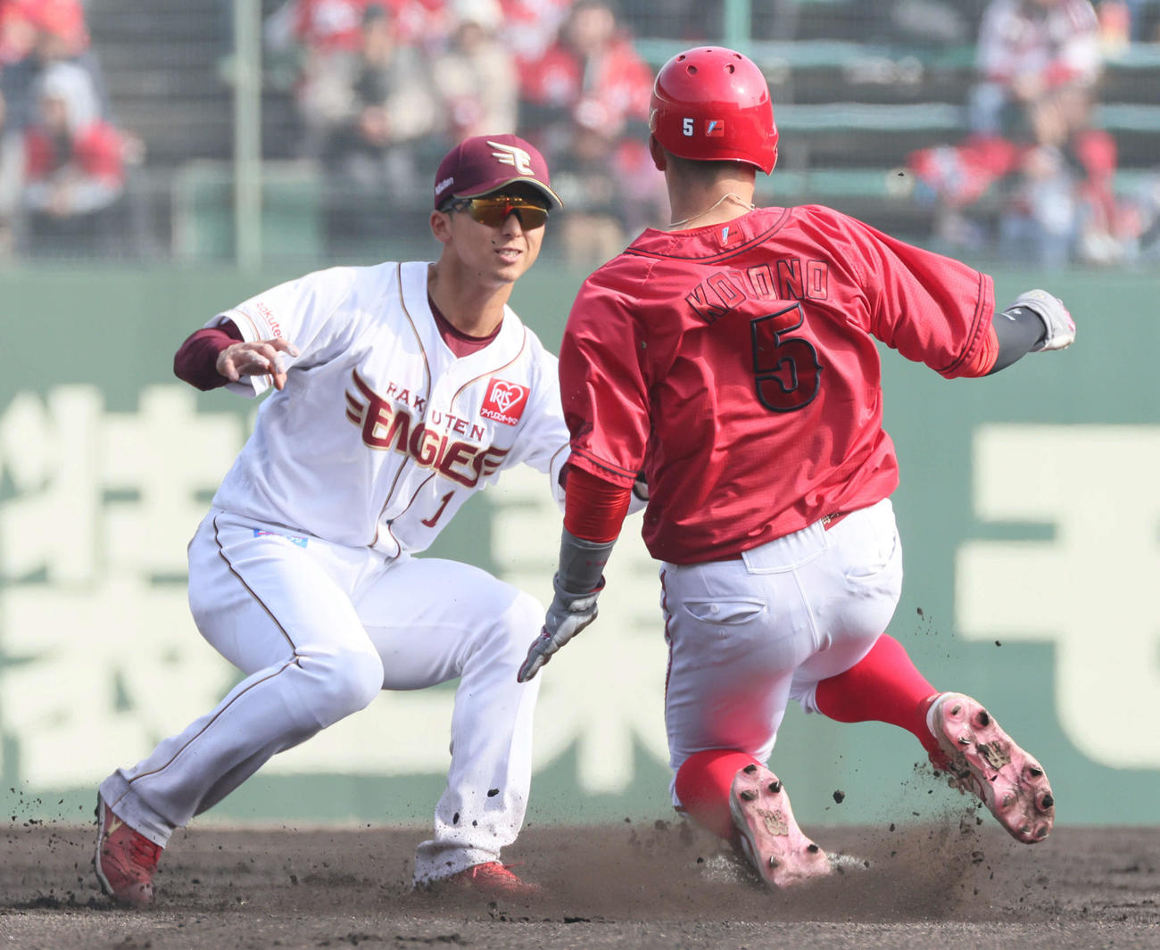 楽天対広島　6回表広島1死、一塁、打者韮沢の時、小園は二盗失敗。左は宗山（撮影・加藤孝規）