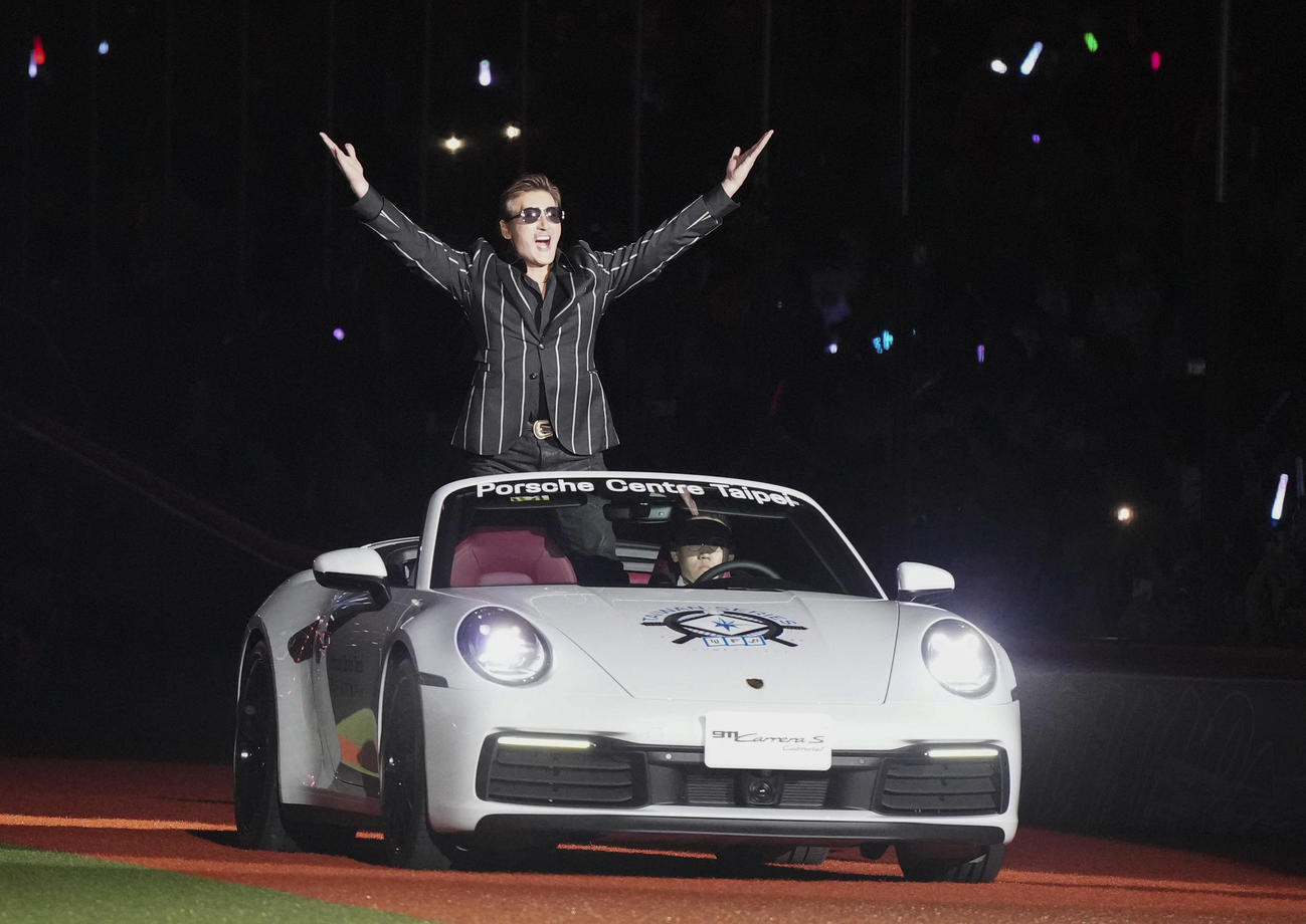 統一との親善試合のオープニングセレモニーに登場した日本ハム・新庄監督＝台北ドーム（共同）