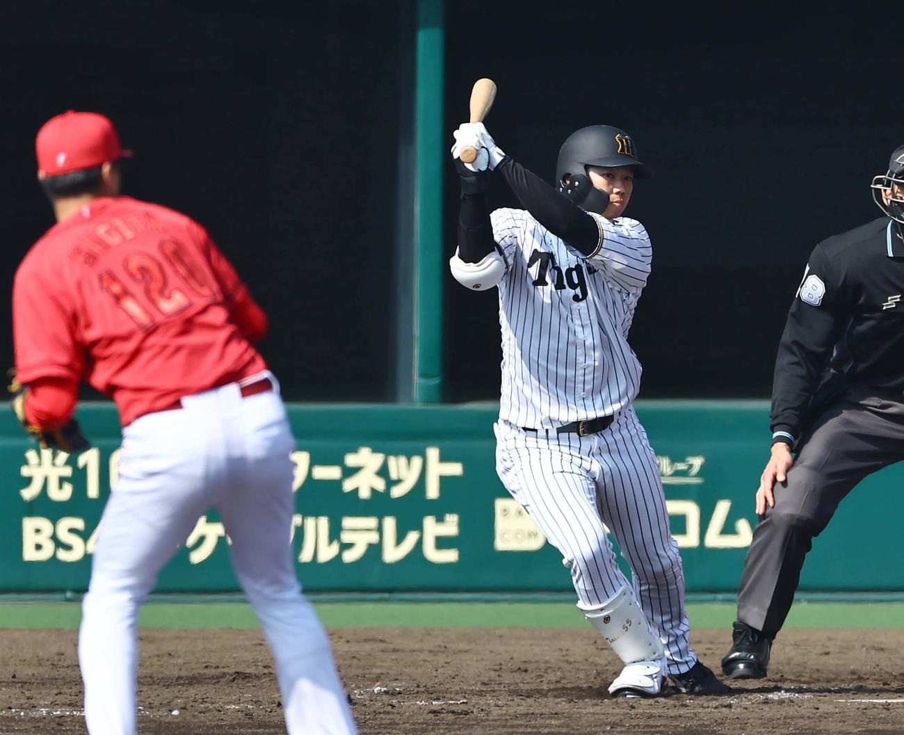 阪神対広島　3回裏阪神1死二塁、楠本は左前打を放つ（撮影・上田博志）
