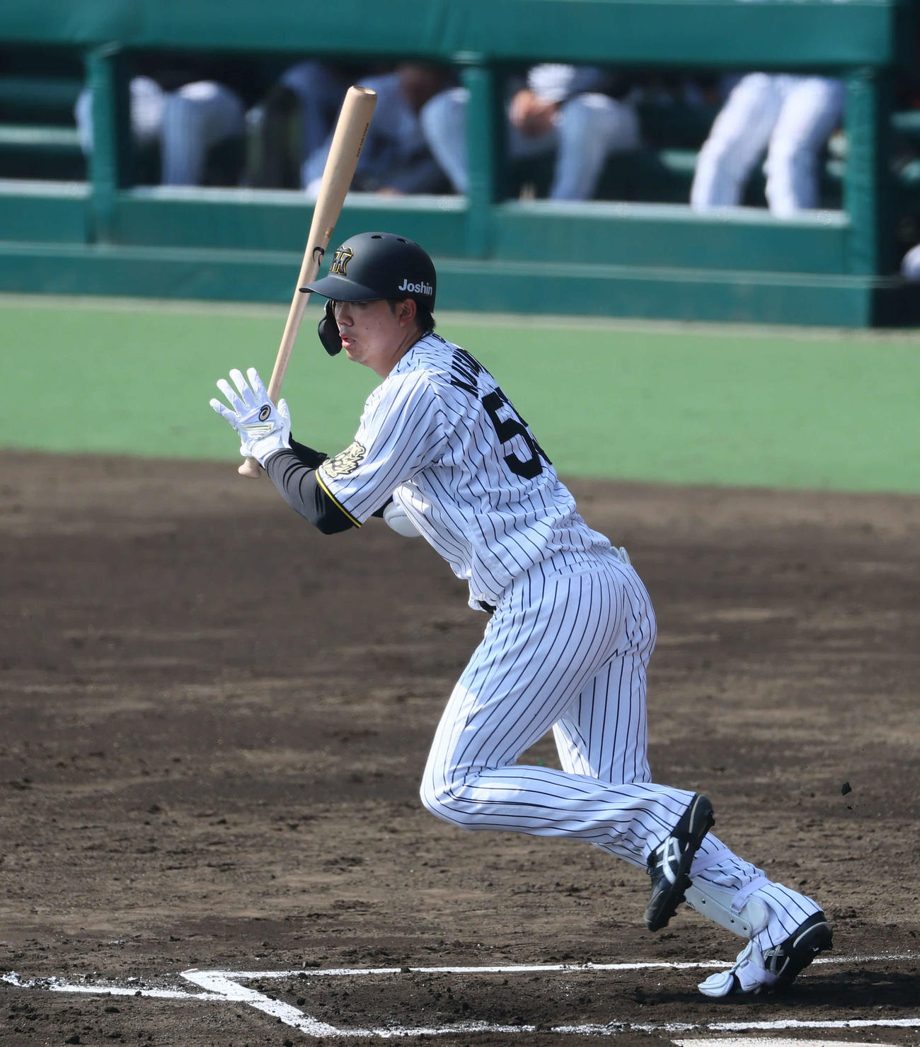 阪神対広島　1回裏阪神1死、楠本は新球場の阪神初安打となる中前打を放つ（撮影・藤尾明華）