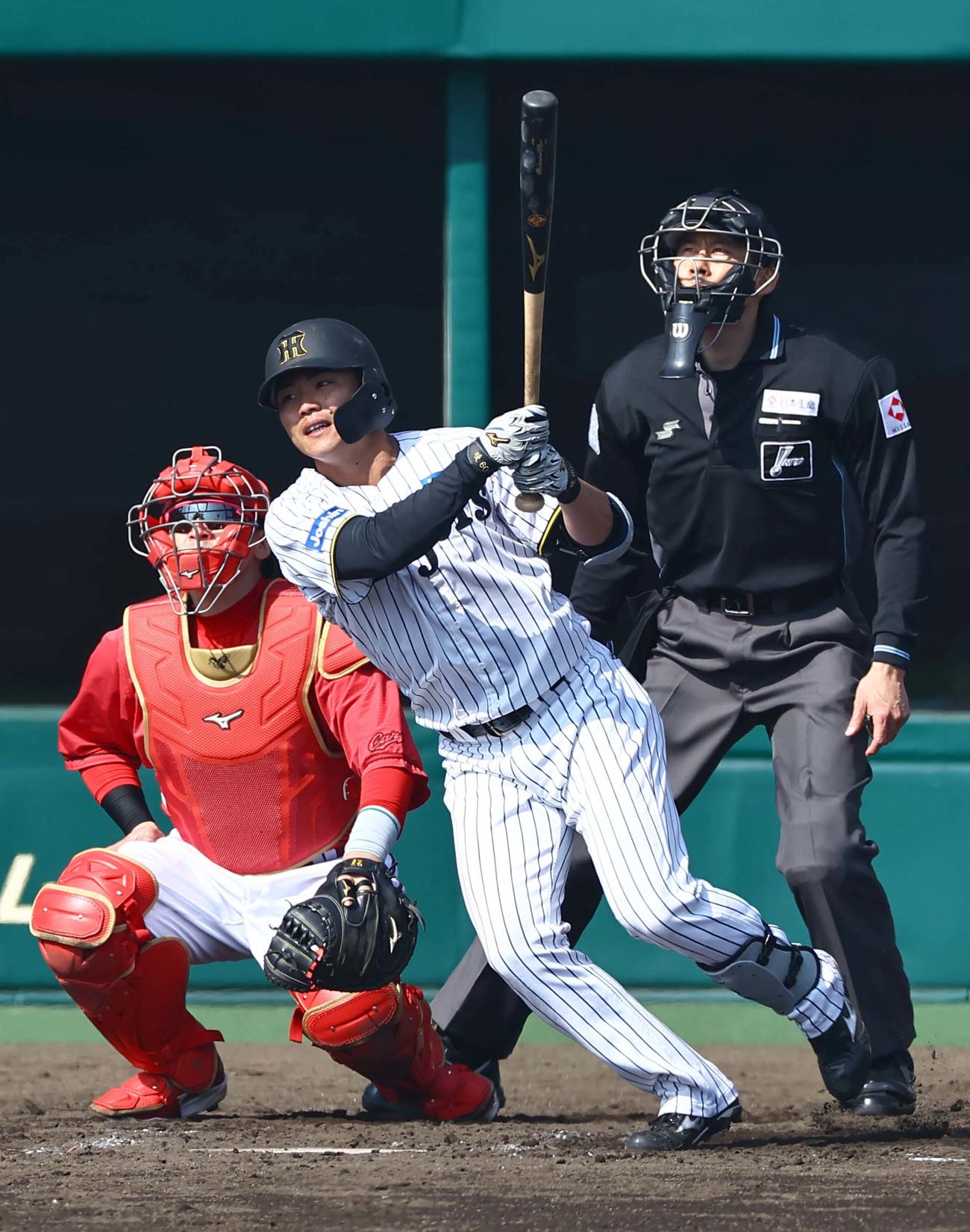 阪神対広島　3回裏阪神1死二、三塁、小野寺は右犠飛を放つ（撮影・上田博志）