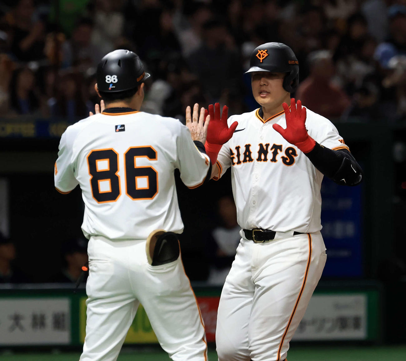 巨人対ヤクルト　3回裏巨人1死一塁、岡本は2点本塁打を放ちハイタッチで生還（撮影・浅見桂子）