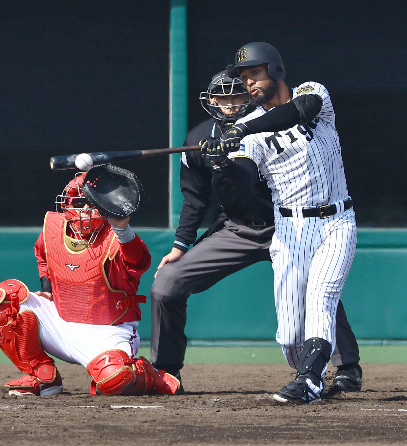 阪神対広島　3回裏阪神2死三塁、コンスエグラは左前適時打を放つ（撮影・上田博志）
