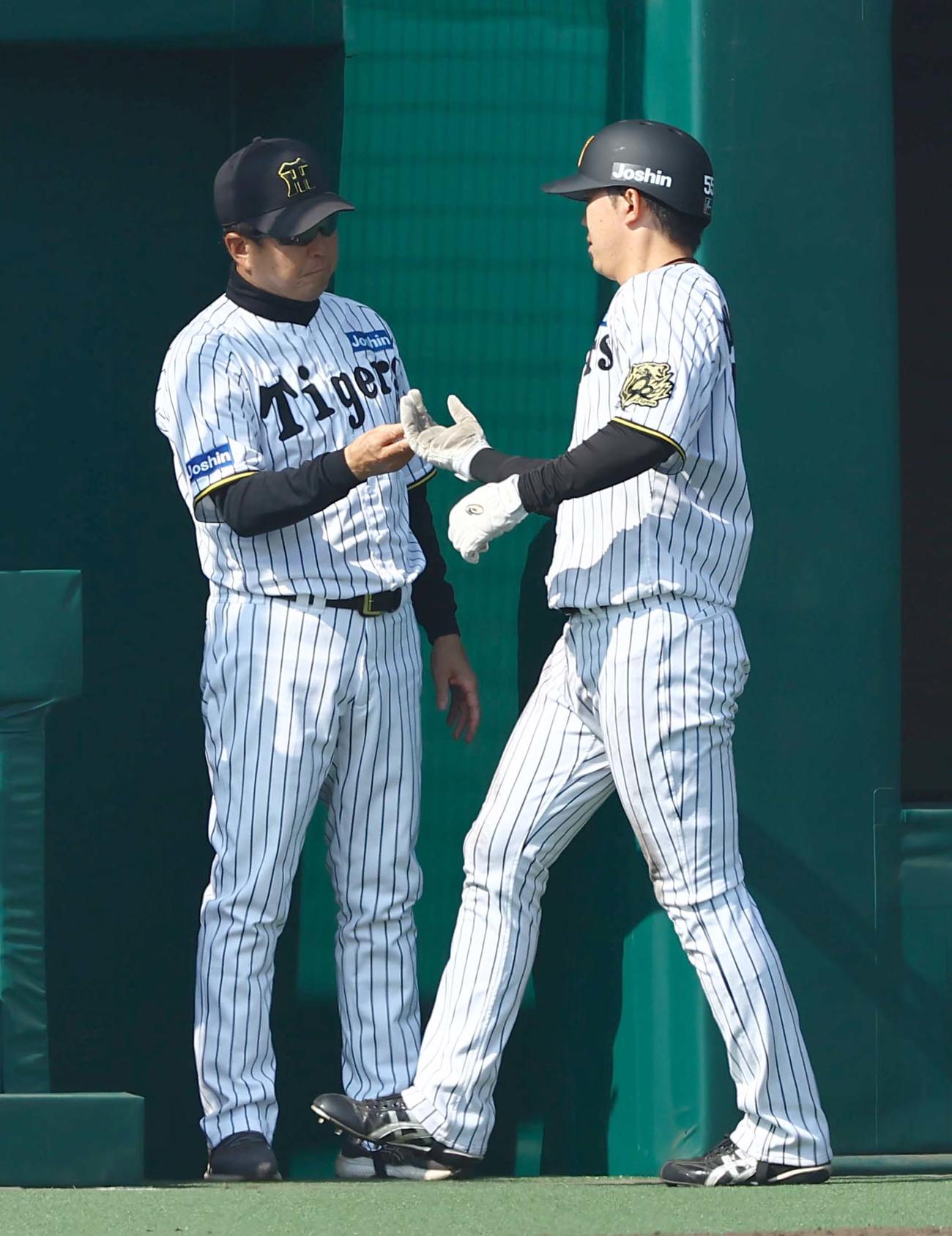 阪神対広島　3回裏阪神2死三塁、平田2軍監督（左）はコンスエグラの左前適時打で生還した楠本を出迎える（撮影・上田博志）