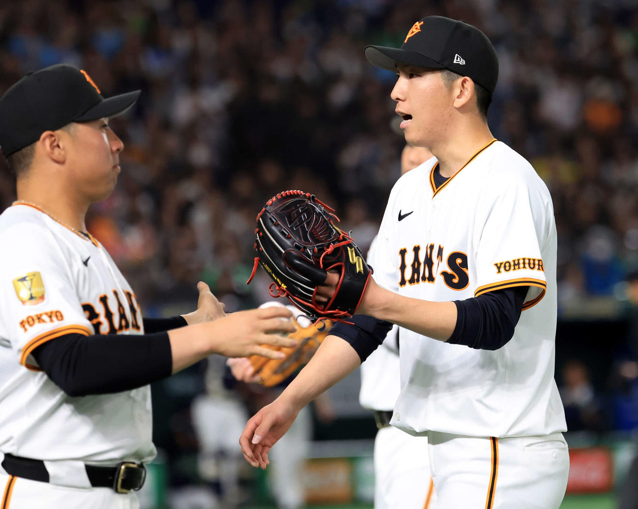 巨人対ヤクルト　1回表ヤクルトの攻撃を3者で抑えハイタッチする戸郷（撮影・浅見桂子）