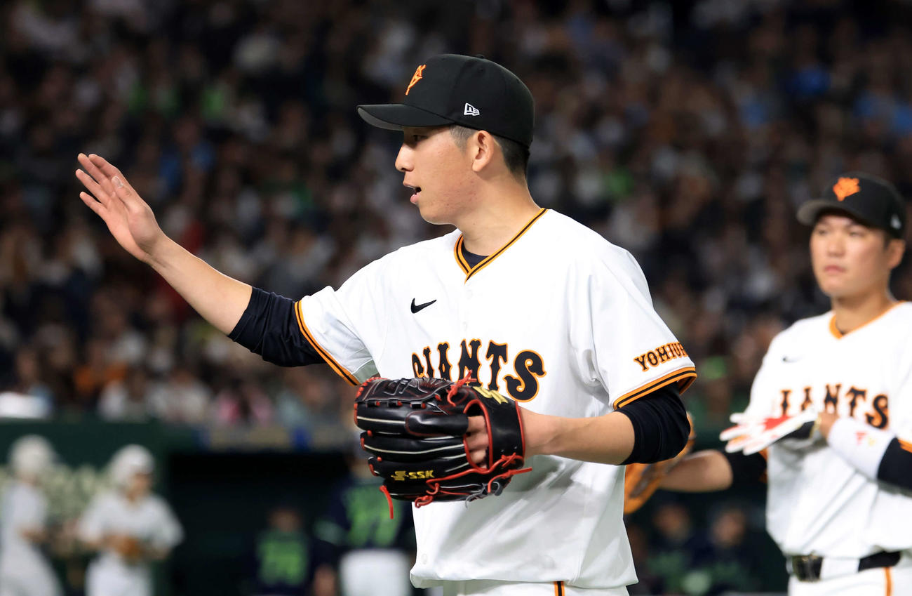 巨人対ヤクルト　1回表ヤクルトの攻撃を3者で抑えハイタッチする戸郷（撮影・浅見桂子）