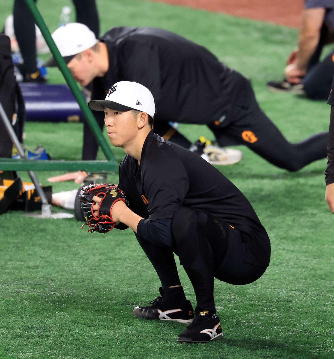 巨人対ヤクルト　ストレッチする巨人戸郷（撮影・浅見桂子）