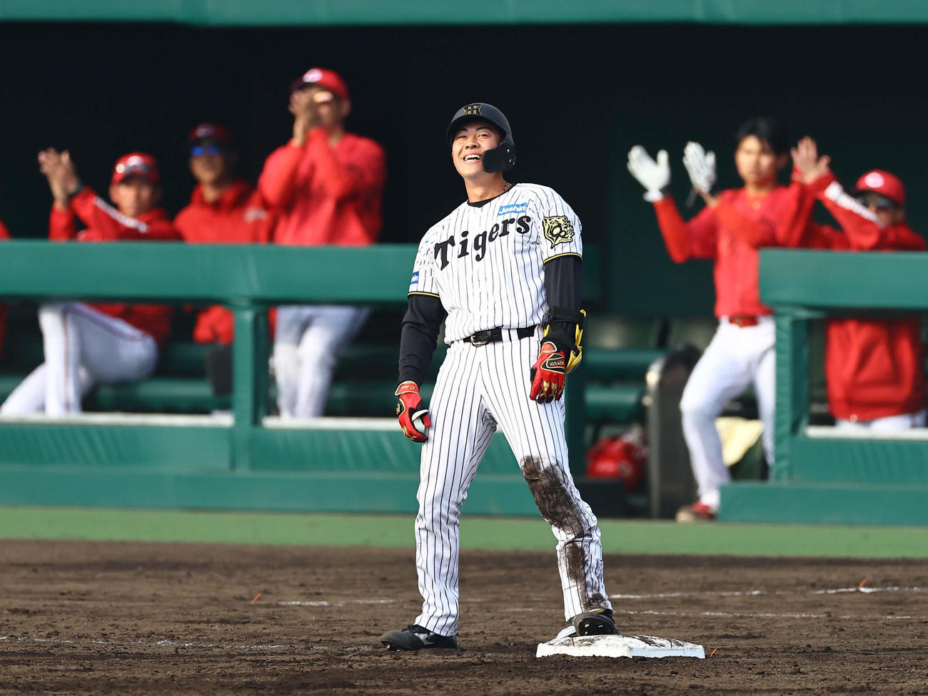 阪神対広島　7回裏阪神1死二、三塁、佐野は同点となる2点適時二塁打を放つも三塁を狙い憤死する（撮影・上田博志）