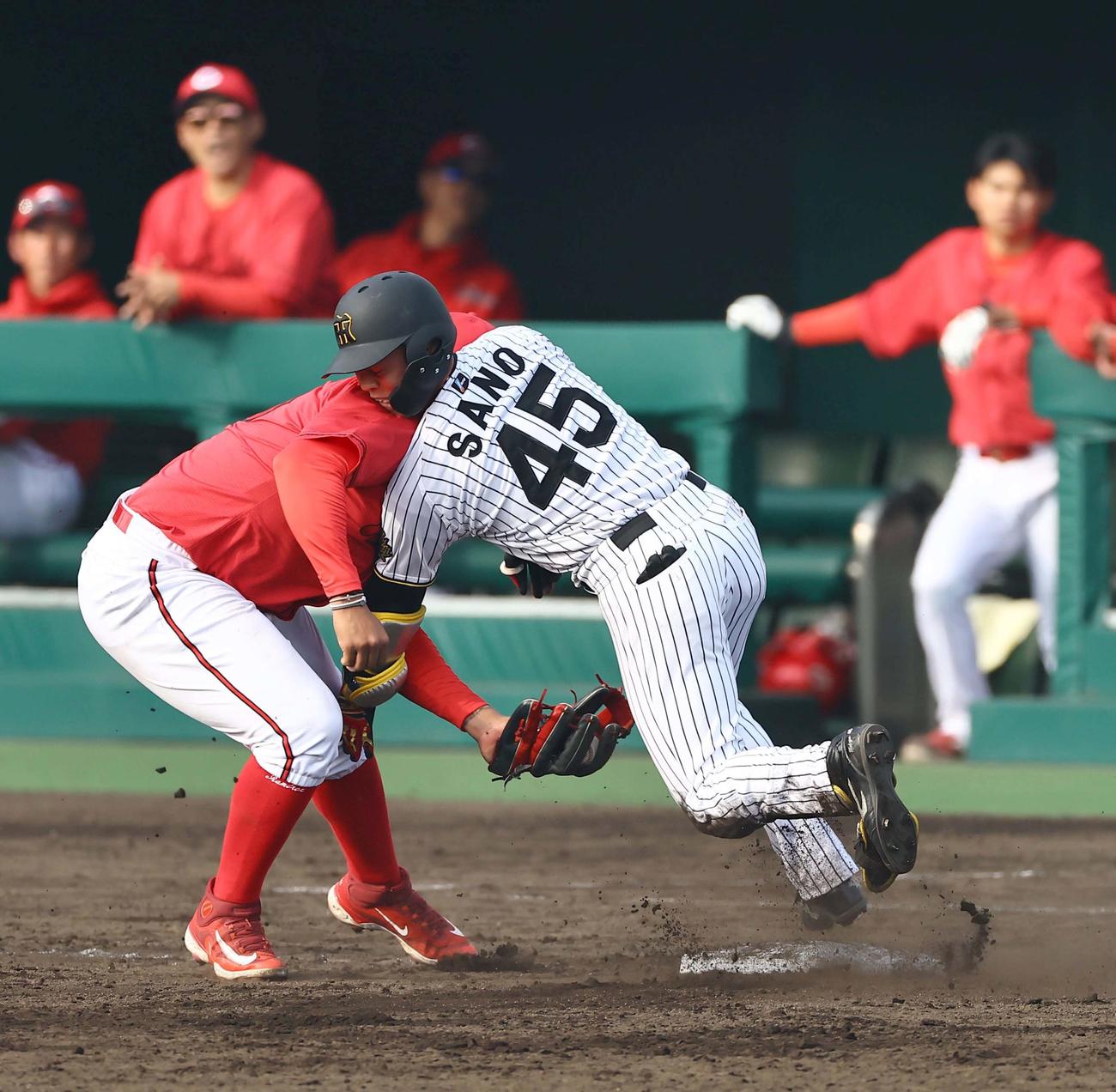 阪神対広島　7回裏阪神1死二、三塁、佐野は同点となる2点適時二塁打を放つも三塁を狙い憤死する（撮影・上田博志）