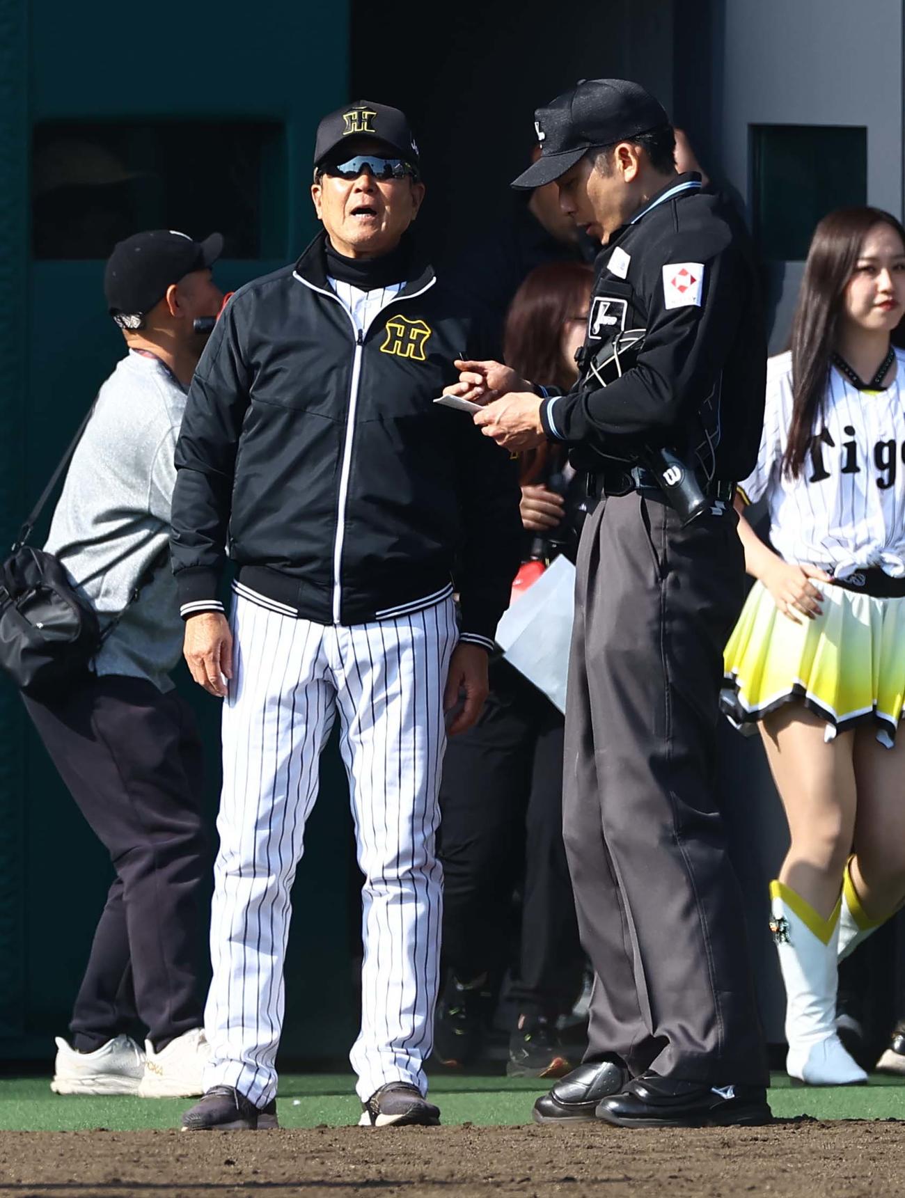 阪神対広島　選手交代を告げる平田2軍監督（撮影・上田博志）