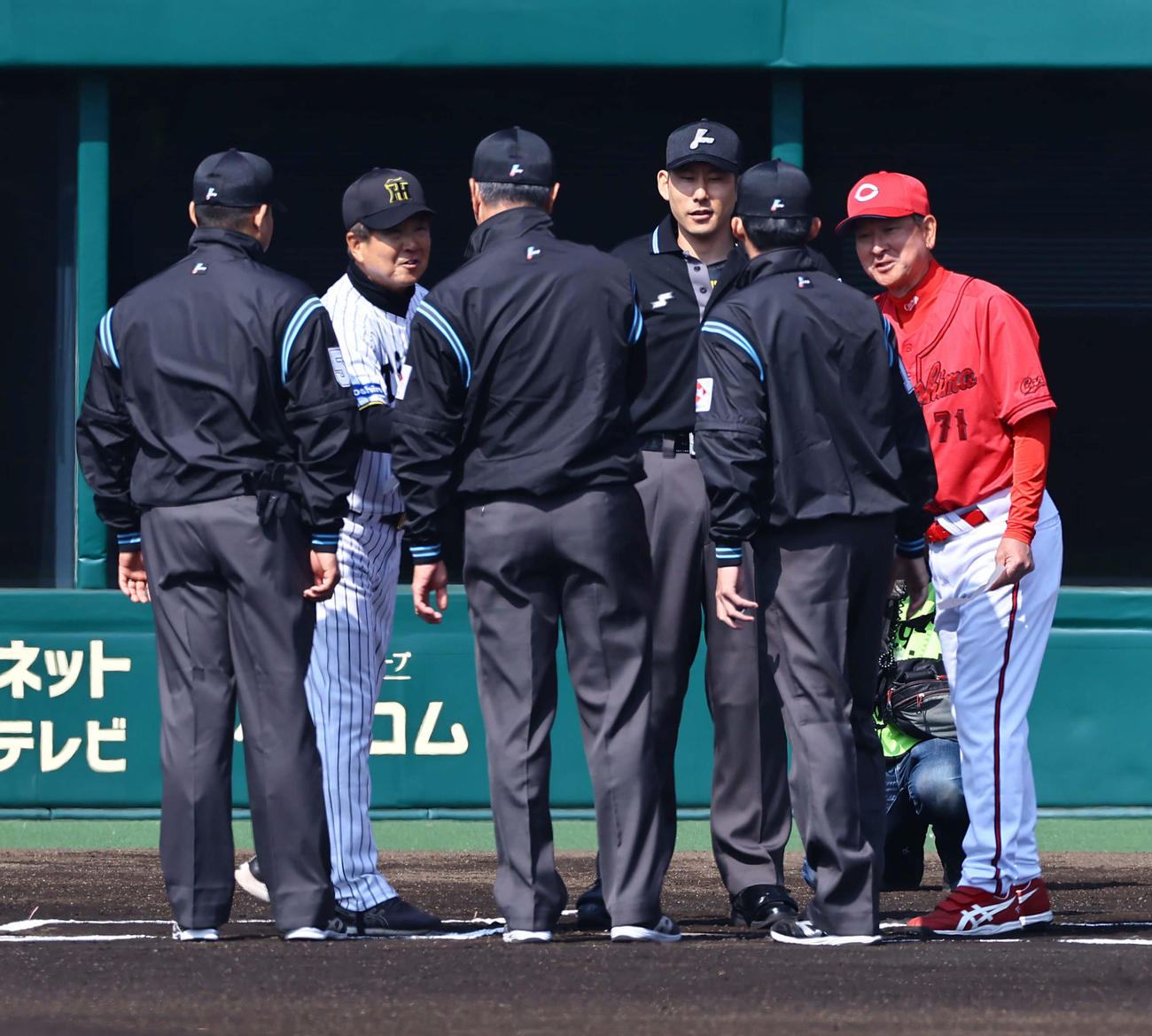 阪神対広島　メンバー交換をする平田2軍監督（左から2人目）と高監督（撮影・上田博志）