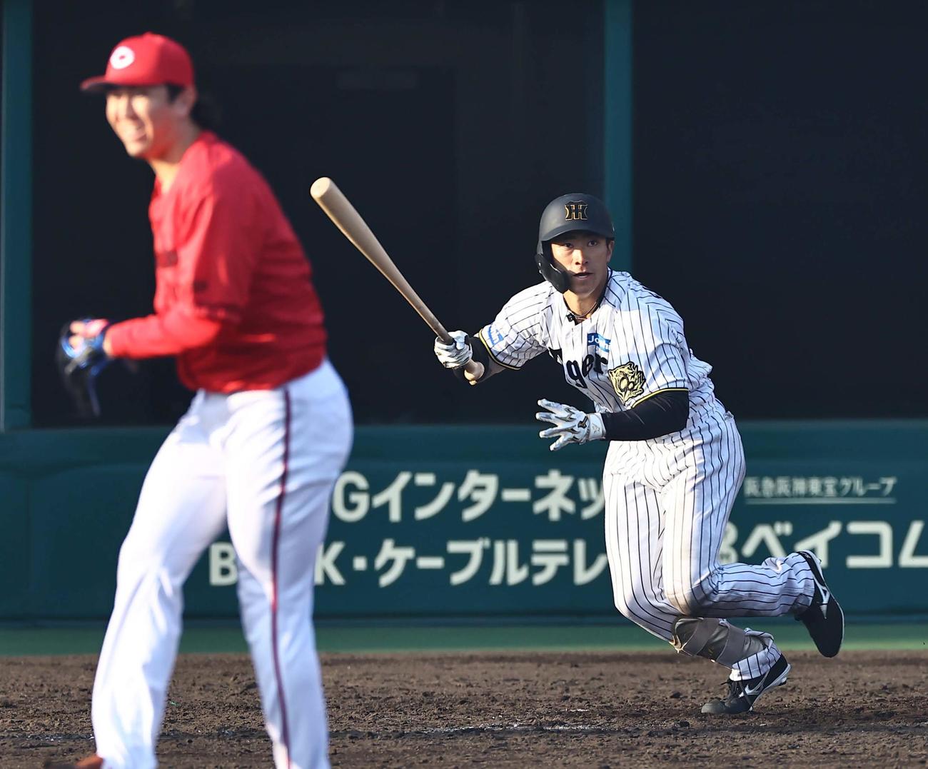 阪神対広島　9回裏阪神1死、福島は左前打を放つ（撮影・上田博志）