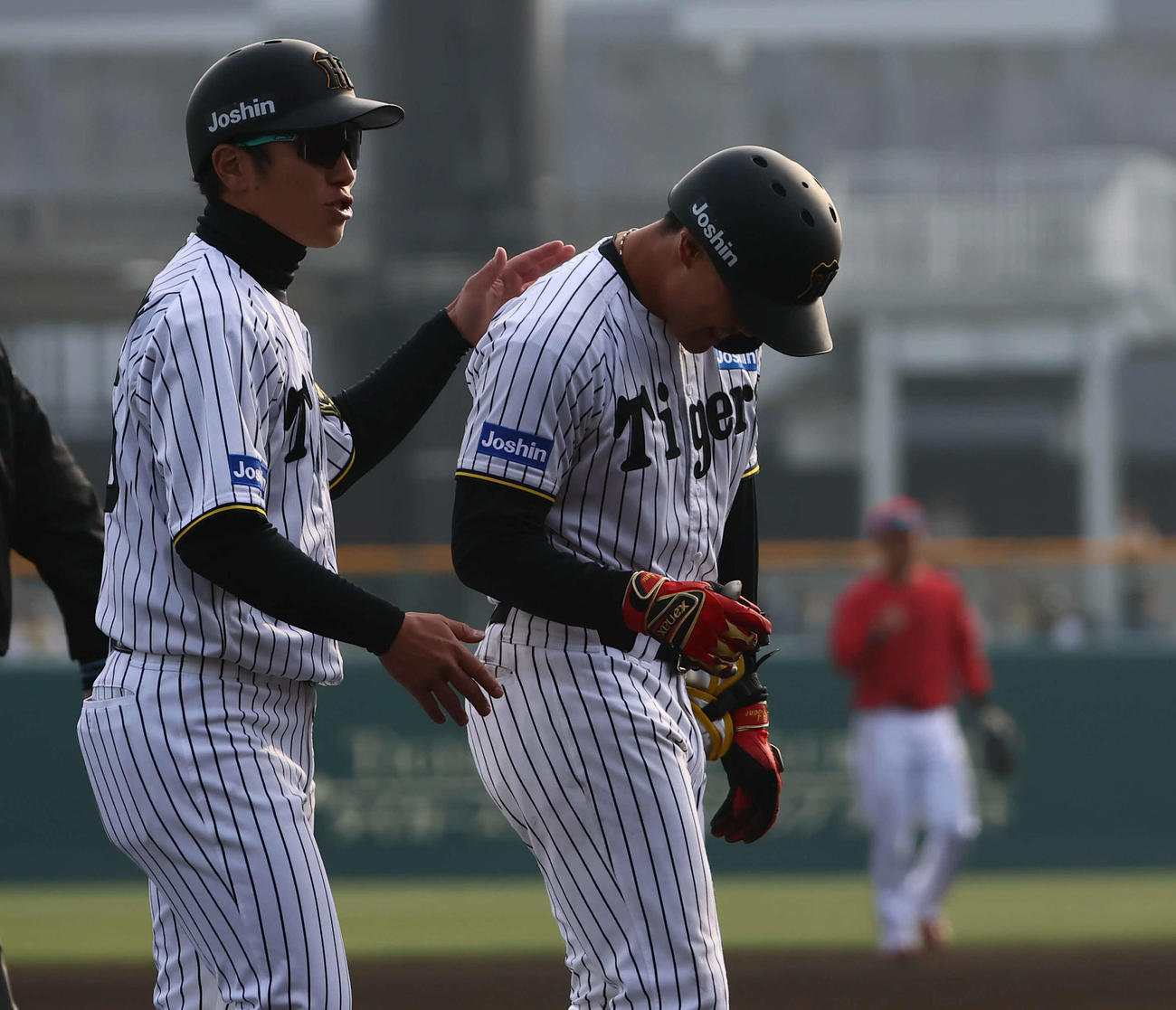 阪神対広島　7回裏阪神1死二、三塁、中越え2点適時二塁打を放ち三塁を狙うもタッチアウトになった佐野（撮影・藤尾明華）