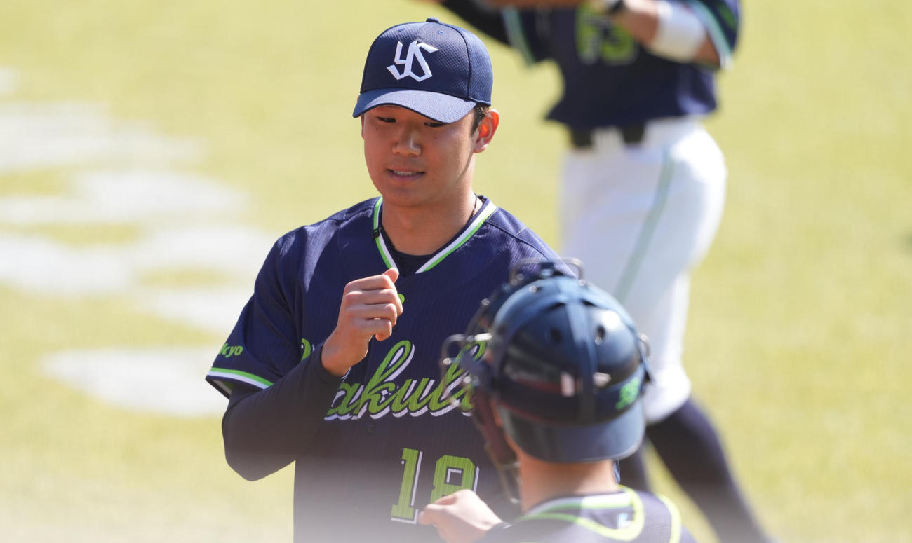 2軍練習試合　巨人対ヤクルト　1回表を無失点に抑え、内山（手前）とタッチを交わすヤクルト奥川（撮影・鈴木みどり）