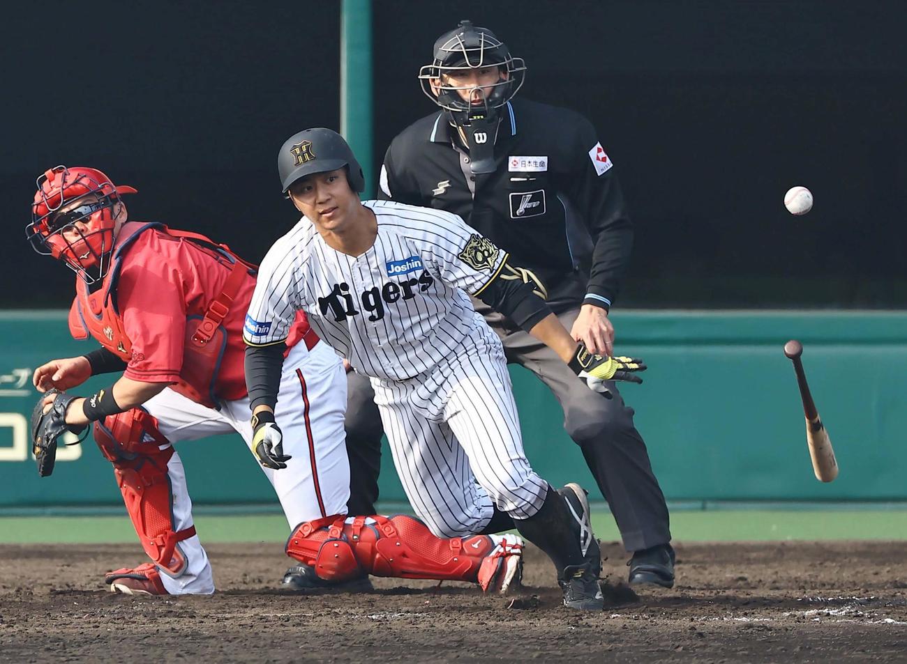 阪神対広島　7回裏阪神無死一、二塁、井坪は内野安打を放つ（撮影・上田博志）