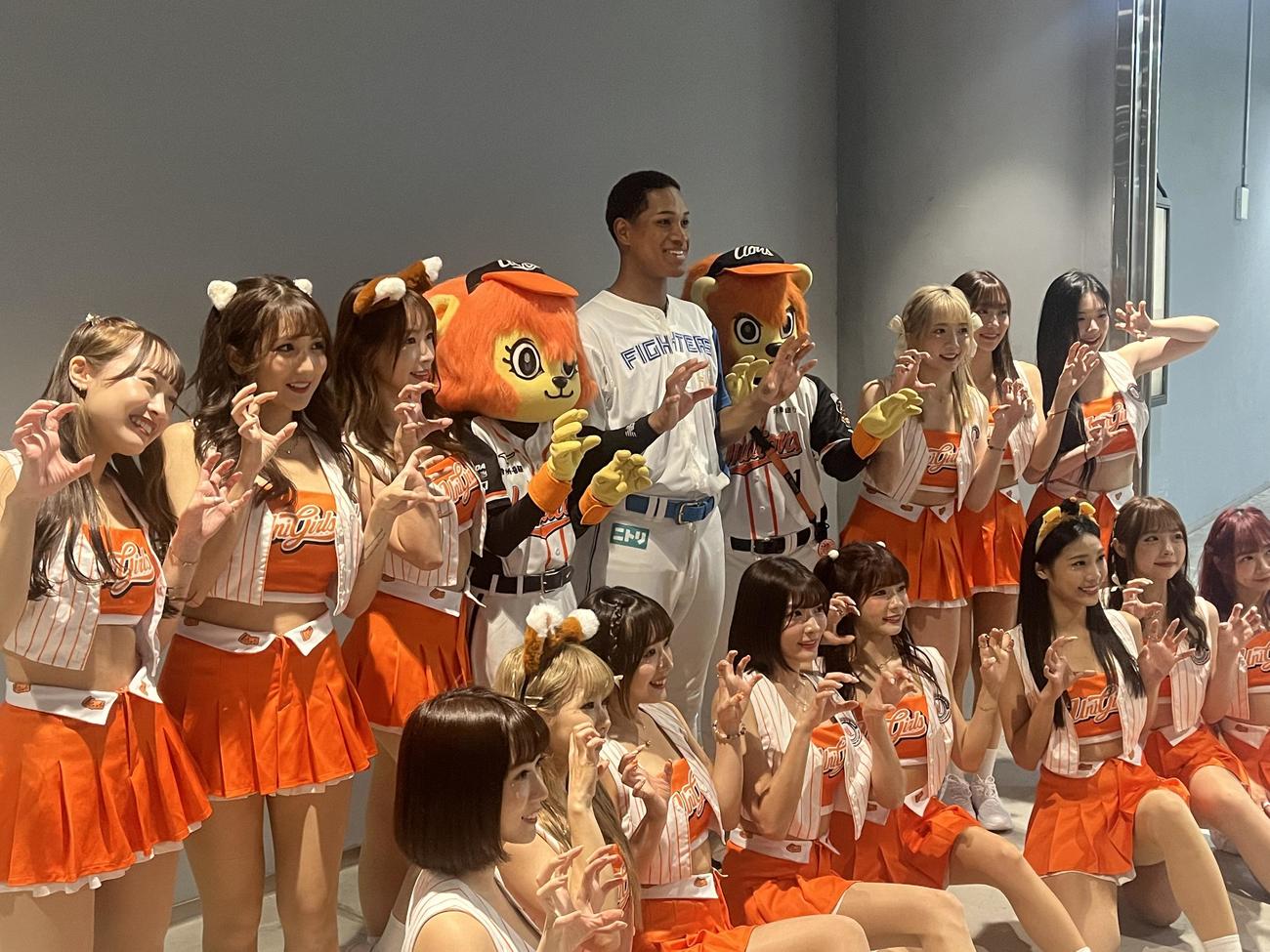 統一のチアと写真撮影する日本ハム万波（撮影・永野高輔）