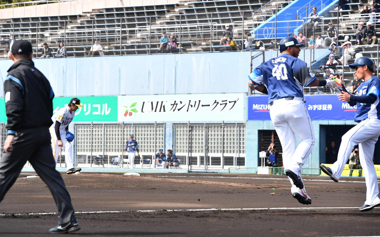 ソフトバンク対西武　1回表西武無死満塁、セデーニョ（右から2人目）に右中間へ先制満塁本塁打を打たれた上沢（撮影・岩下翔太）